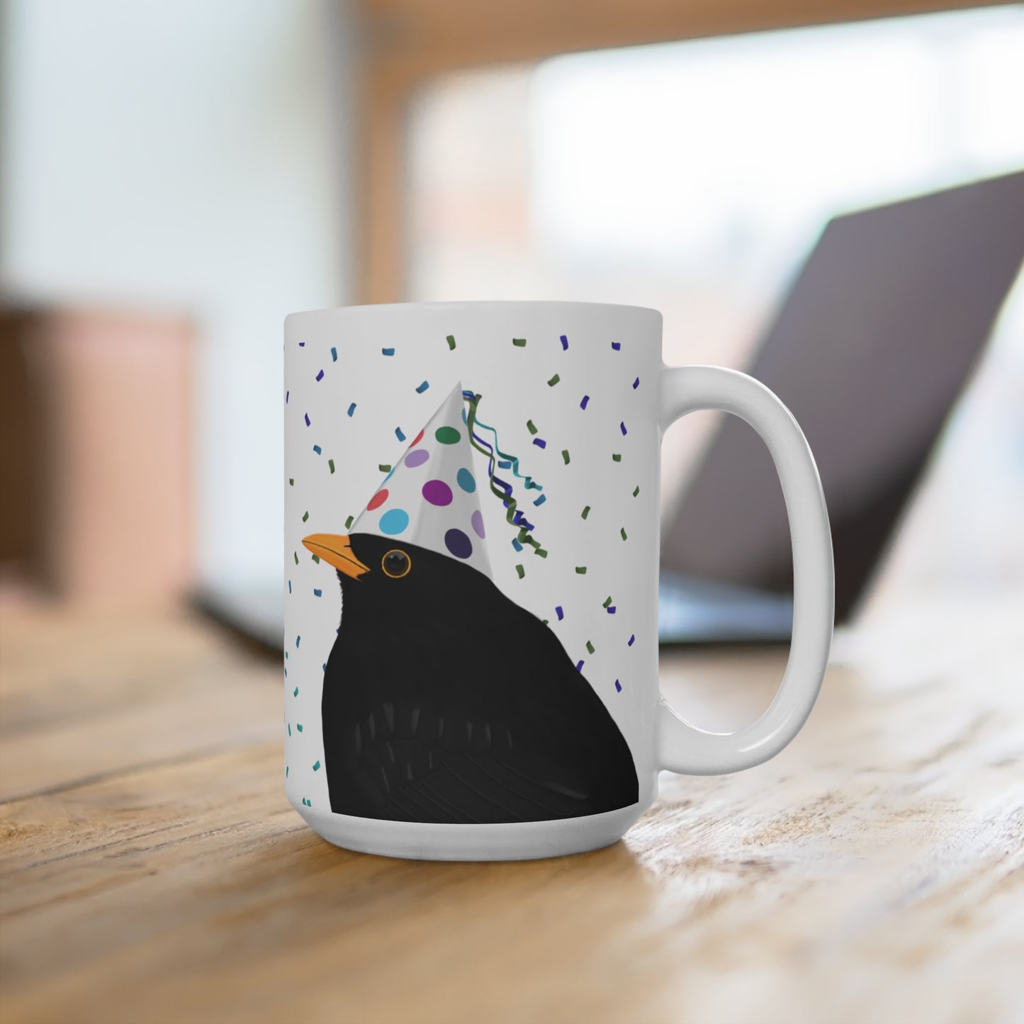 Amsel feiert Geburtstag mit Partyhut und Konfetti Vogel Tasse
