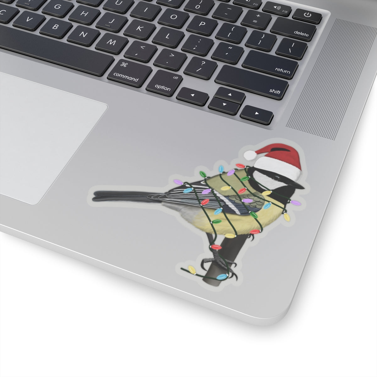 フェアリーライトとサンタクロースの帽子をかぶったチカディーのクリスマス鳥ステッカー