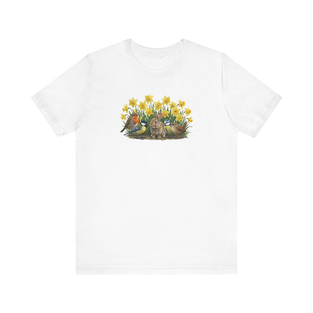 Weißes T-Shirt mit großem Frühlings-Aufdruck: Ein Kaninchen sitzt zwischen gelben Osterglocken, umgeben von Rotkehlchen, Blaumeise, Kohlmeise und Zaunkönig.