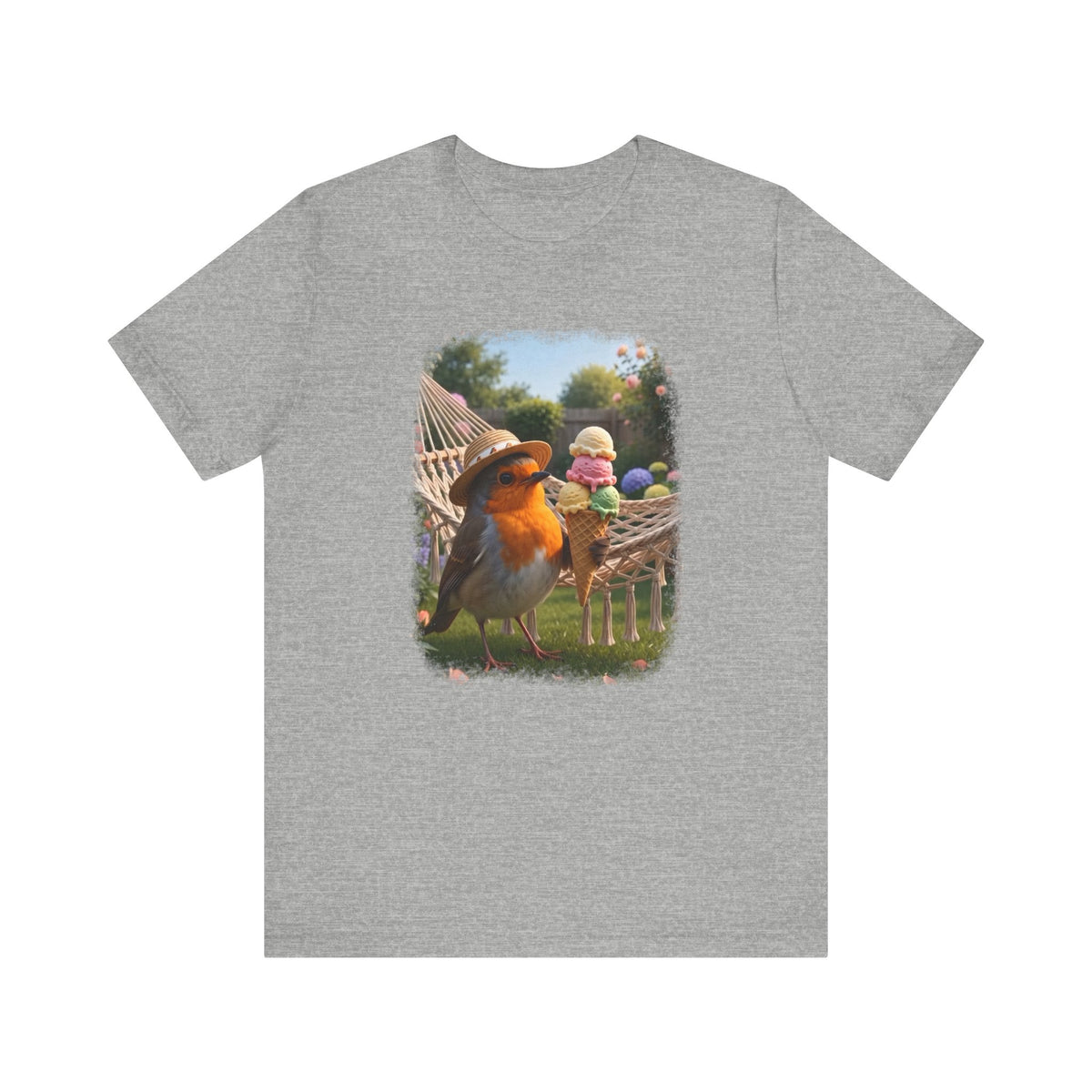 Hellgrau meliertes T-Shirt aus weicher Baumwolle. Auf der Brust ist eine große, farbenfrohe digitale Illustration aufgedruckt: Das Rotkehlchen Rosi steht mit einem Sonnenhut in einem sommerlichen Garten und hält ein riesiges Eis mit vier Kugeln in den Flügeln.