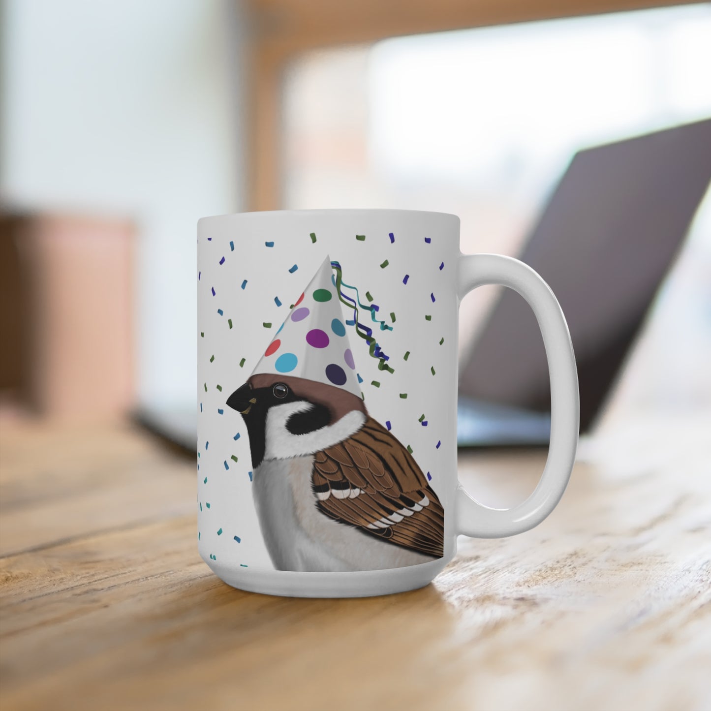 Feldsperling feiert Geburtstag mit Partyhut und Konfetti Vogel Tasse