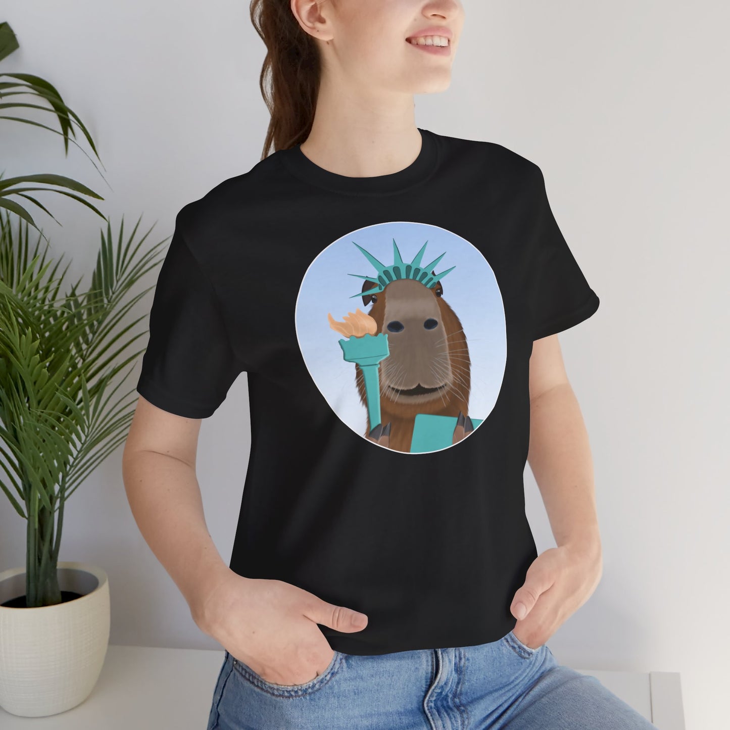 Capybara als Freiheitsstatue mit Krone und Tafel Lustiges T-Shirt für Capybara-Freunde