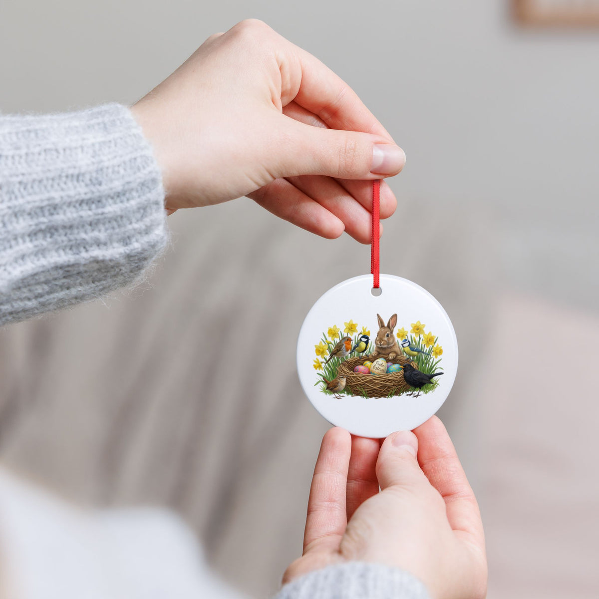 Amsel Rotkehlchen Blaumeise mit Kaninchen und Osterglocken Premium Keramik-Ornament