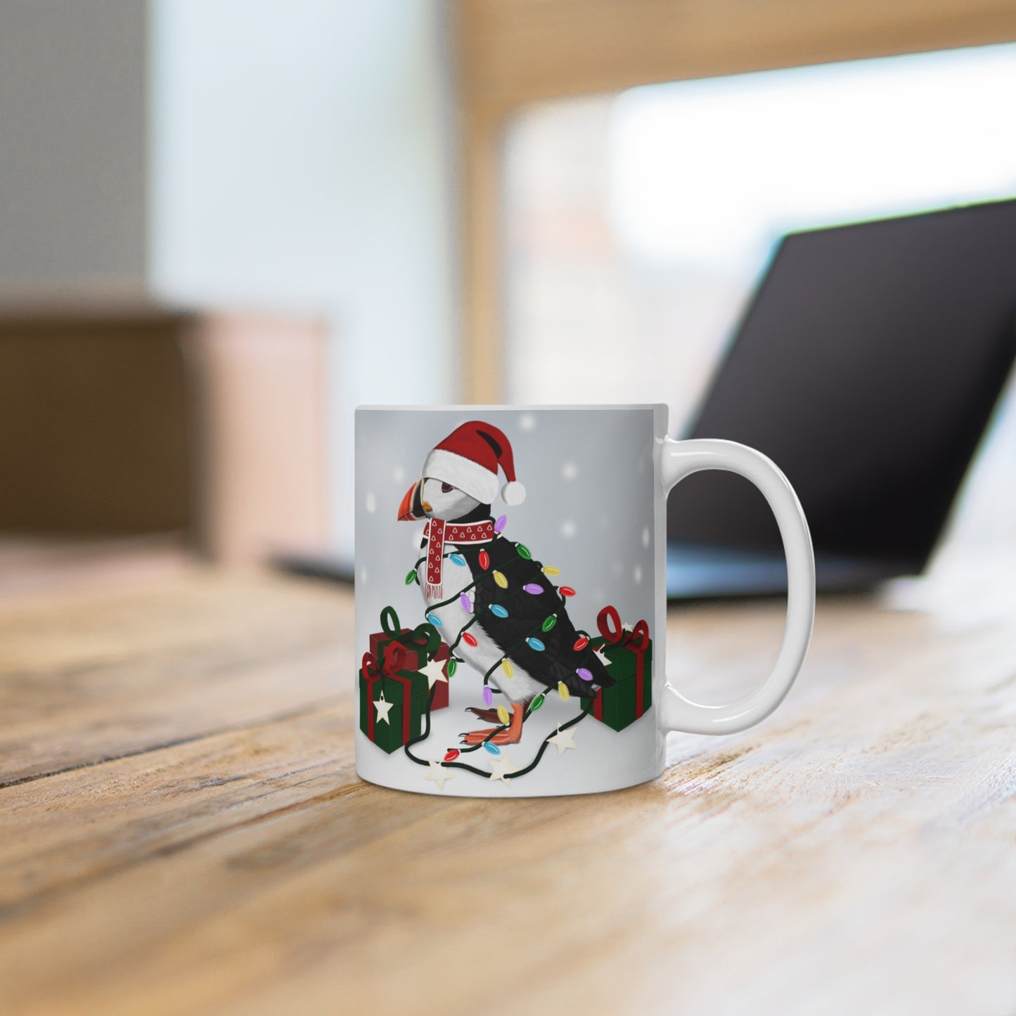Papageitaucher mit Lichterkette im Winter Weihnachten Schnee Vogel Tasse
