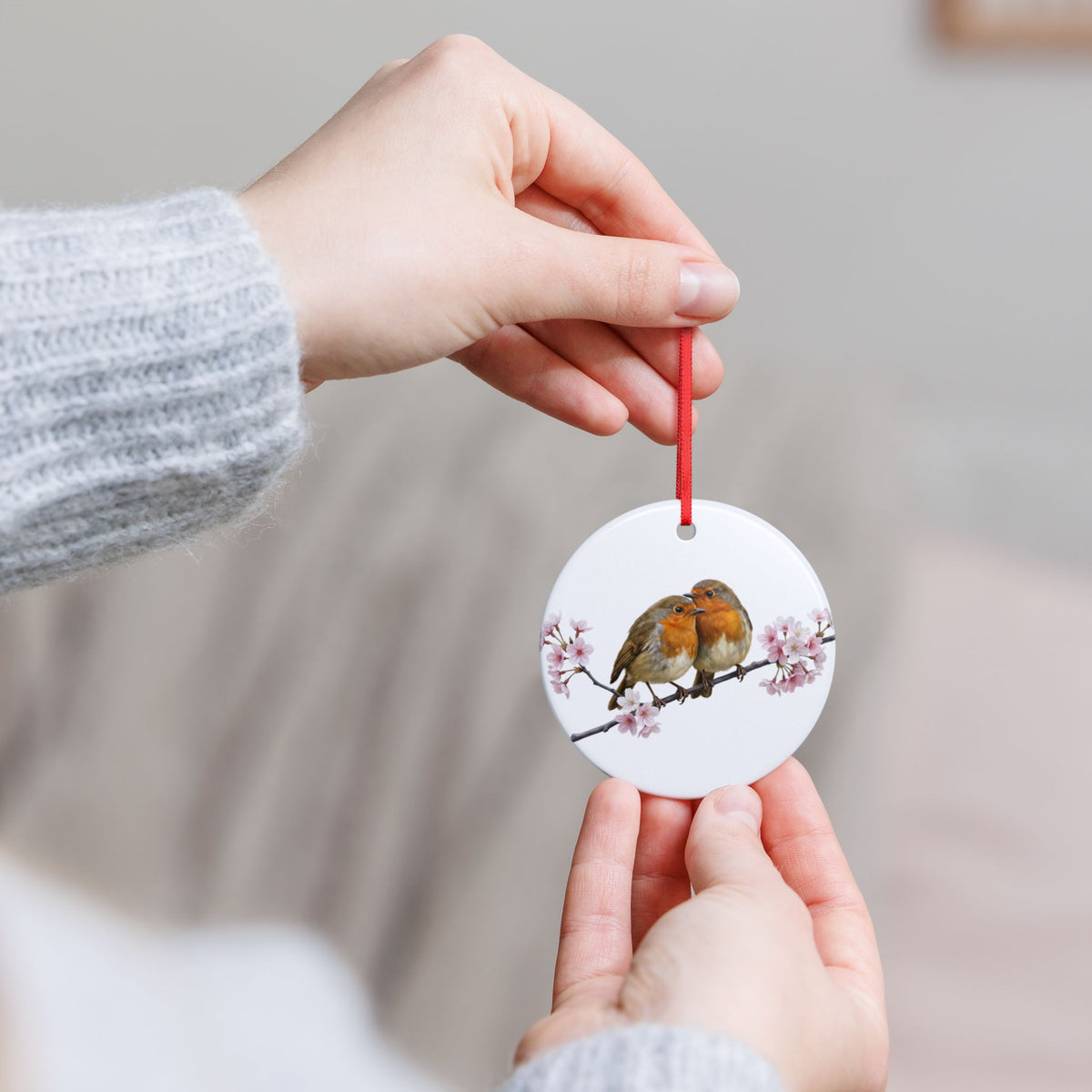Rotkehlchen auf einem Ast mit Kirschblüten Premium Keramik-Ornament