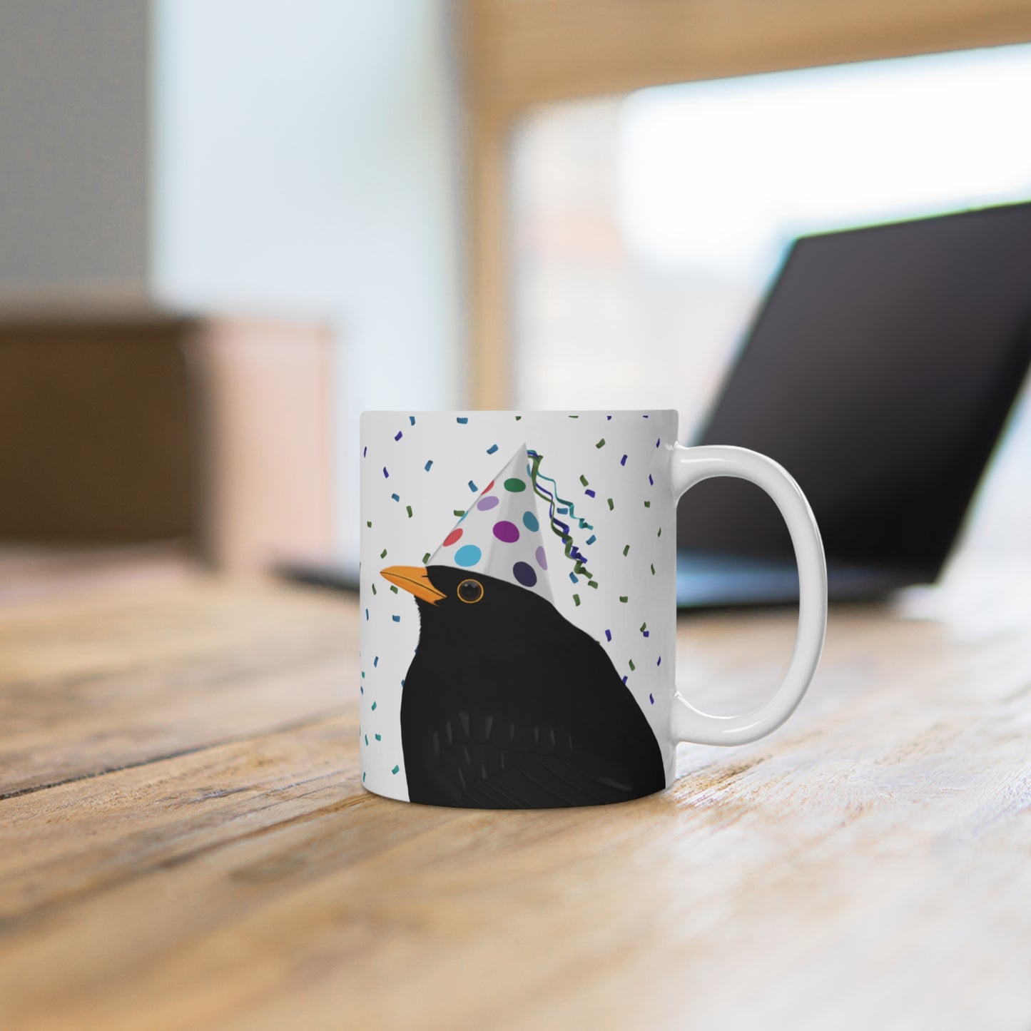 Amsel feiert Geburtstag mit Partyhut und Konfetti Vogel Tasse