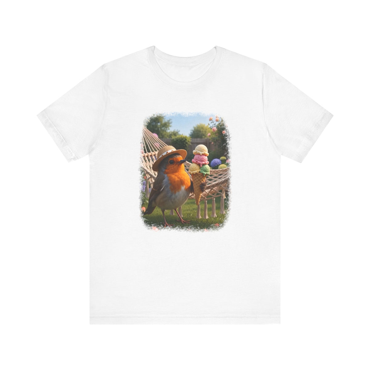 Weißes T-Shirt aus weicher Baumwolle. Auf der Brust ist eine große, farbenfrohe digitale Illustration aufgedruckt: Das Rotkehlchen Rosi steht mit einem Sonnenhut in einem sommerlichen Garten und hält ein riesiges Eis mit vier Kugeln in den Flügeln.