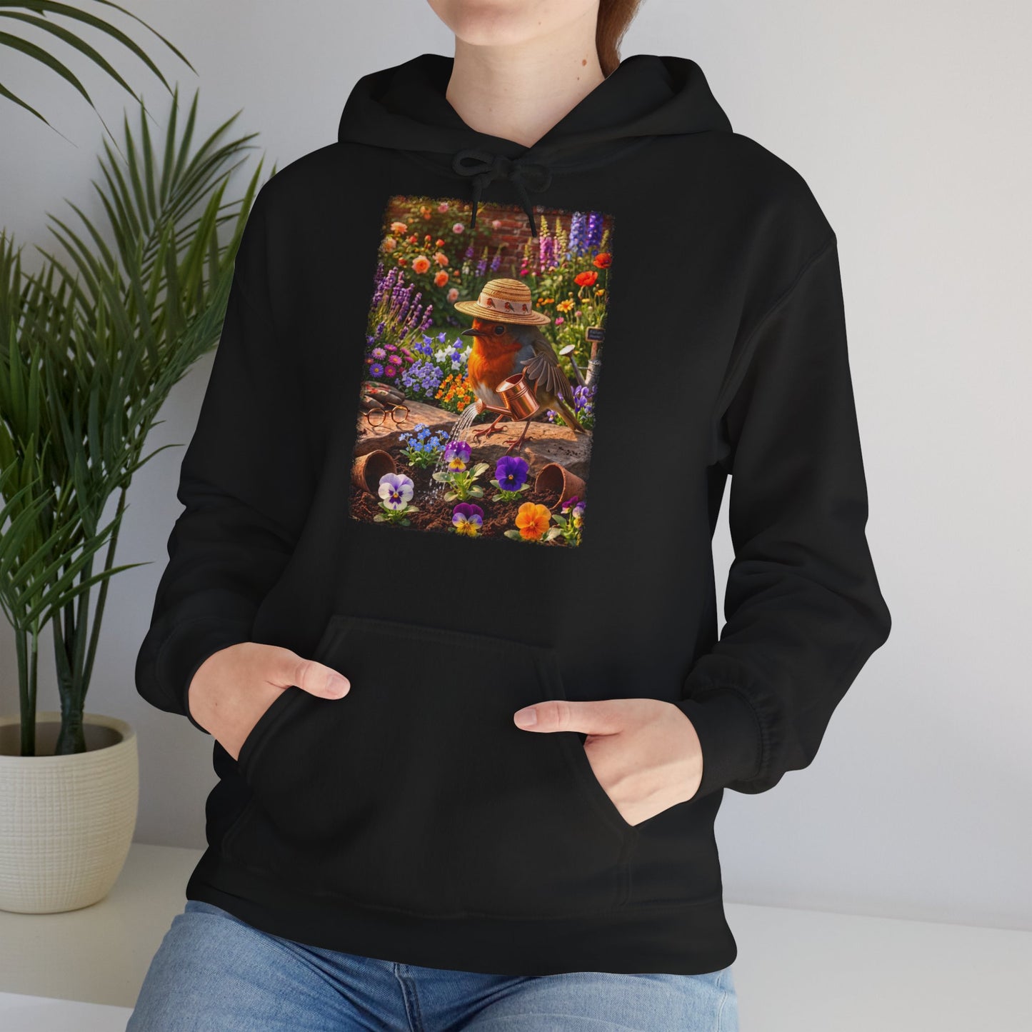 Niedlicher Rotkehlchen Hoodie beim Blumen gießen | Gemütlicher Garten-Kapuzenpullover