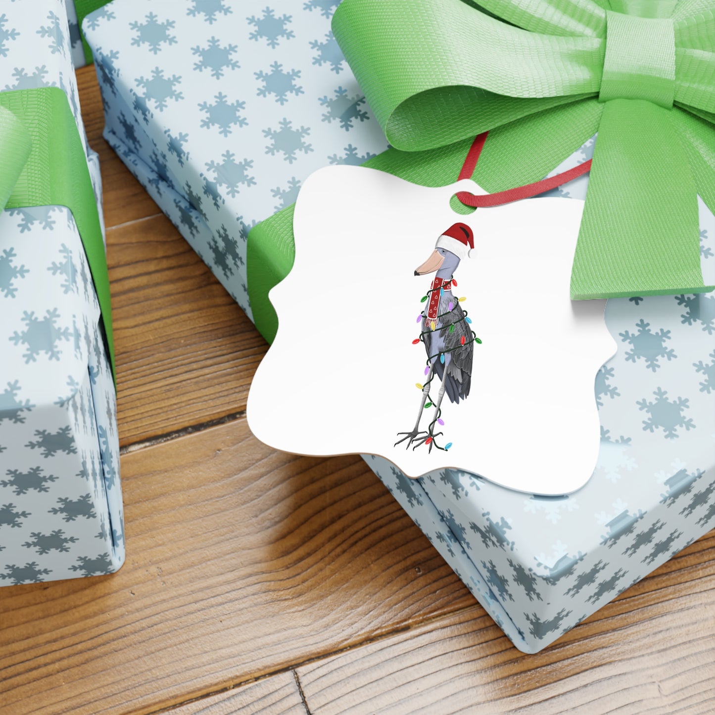 Schuhschnabel Ornament aus Aluminium – Einzigartiger Christbaumschmuck mit Rotem Band