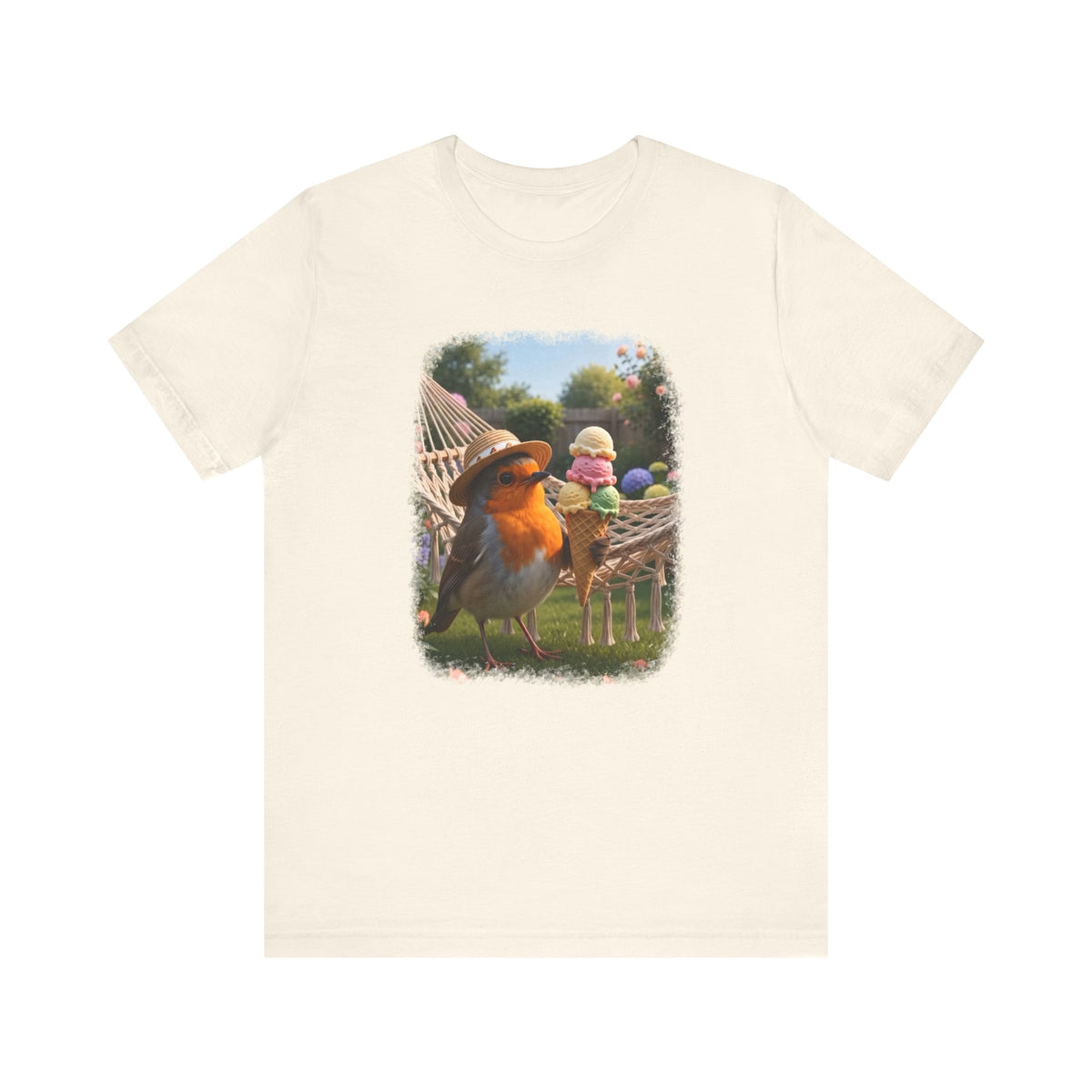 Naturfarbenes T-Shirt aus weicher Baumwolle. Auf der Brust ist eine große, farbenfrohe digitale Illustration aufgedruckt: Das Rotkehlchen Rosi steht mit einem Sonnenhut in einem sommerlichen Garten und hält ein riesiges Eis mit vier Kugeln in den Flügeln.