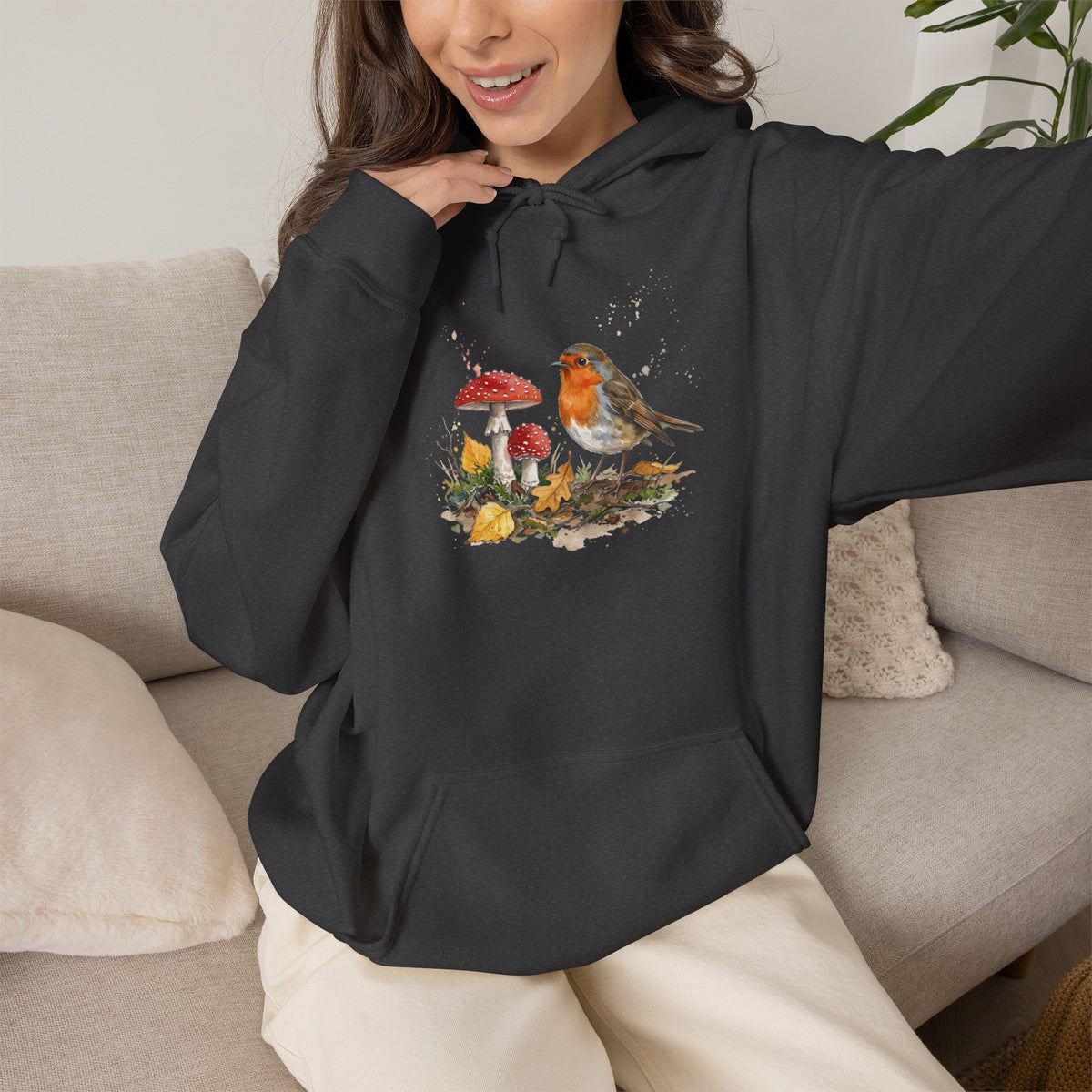 Rotkehlchen Herbst-Hoodie – Kuscheliger Kapuzenpullover mit Laub & Fliegenpilzen