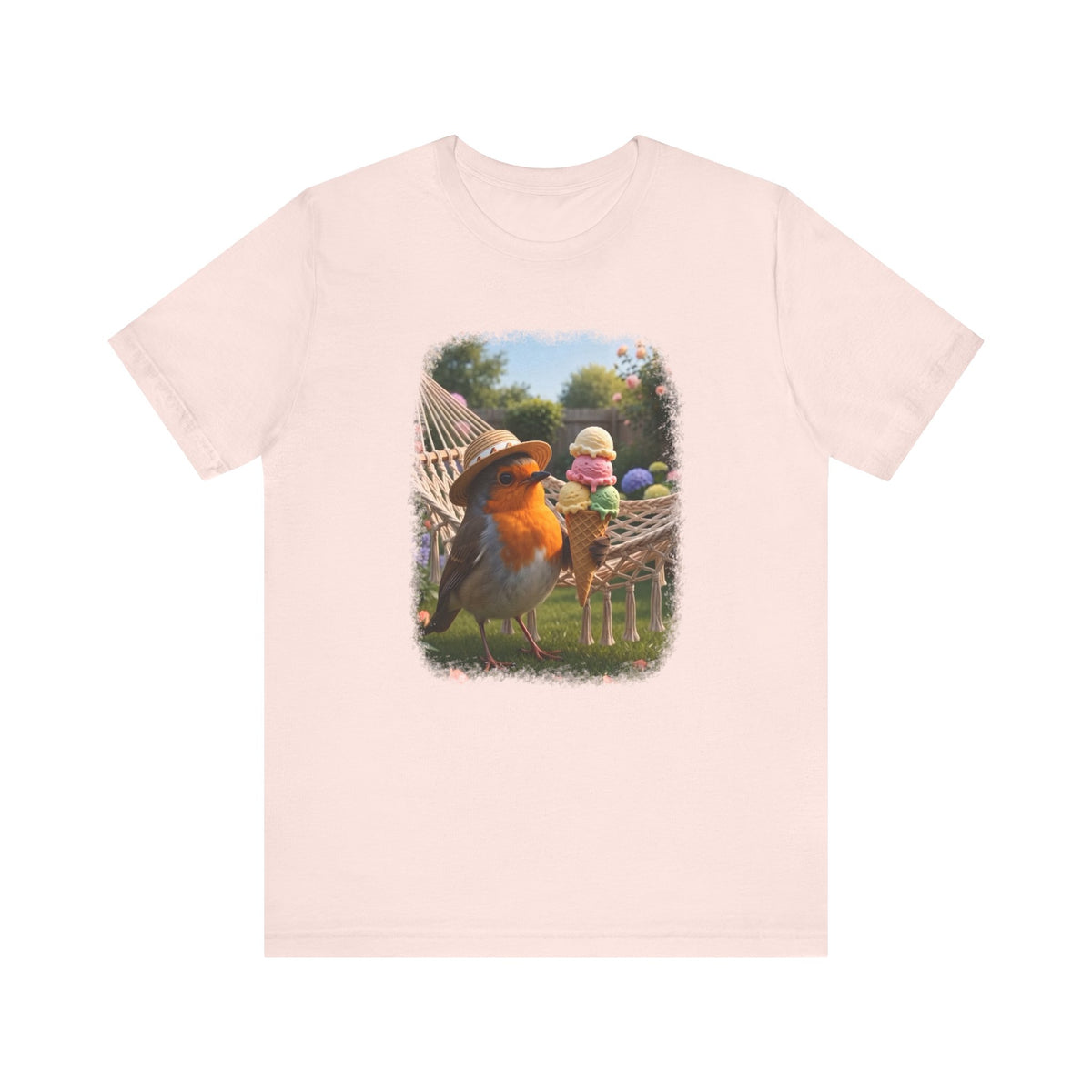 Pinkes T-Shirt aus weicher Baumwolle. Auf der Brust ist eine große, farbenfrohe digitale Illustration aufgedruckt: Das Rotkehlchen Rosi steht mit einem Sonnenhut in einem sommerlichen Garten und hält ein riesiges Eis mit vier Kugeln in den Flügeln.