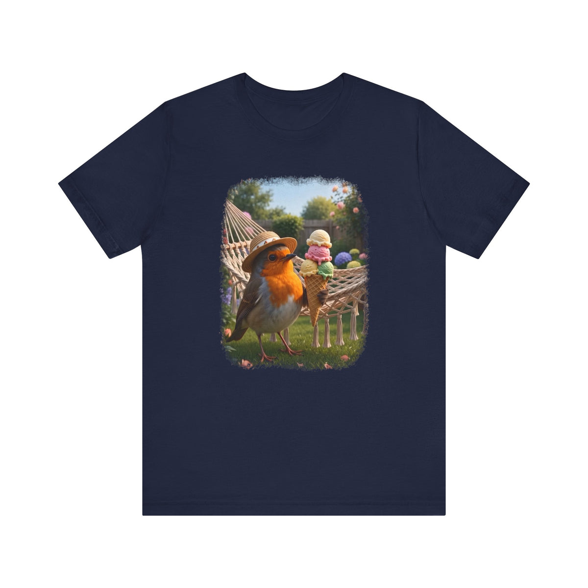 Dunkelblaues T-Shirt aus weicher Baumwolle. Auf der Brust ist eine große, farbenfrohe digitale Illustration aufgedruckt: Das Rotkehlchen Rosi steht mit einem Sonnenhut in einem sommerlichen Garten und hält ein riesiges Eis mit vier Kugeln in den Flügeln.