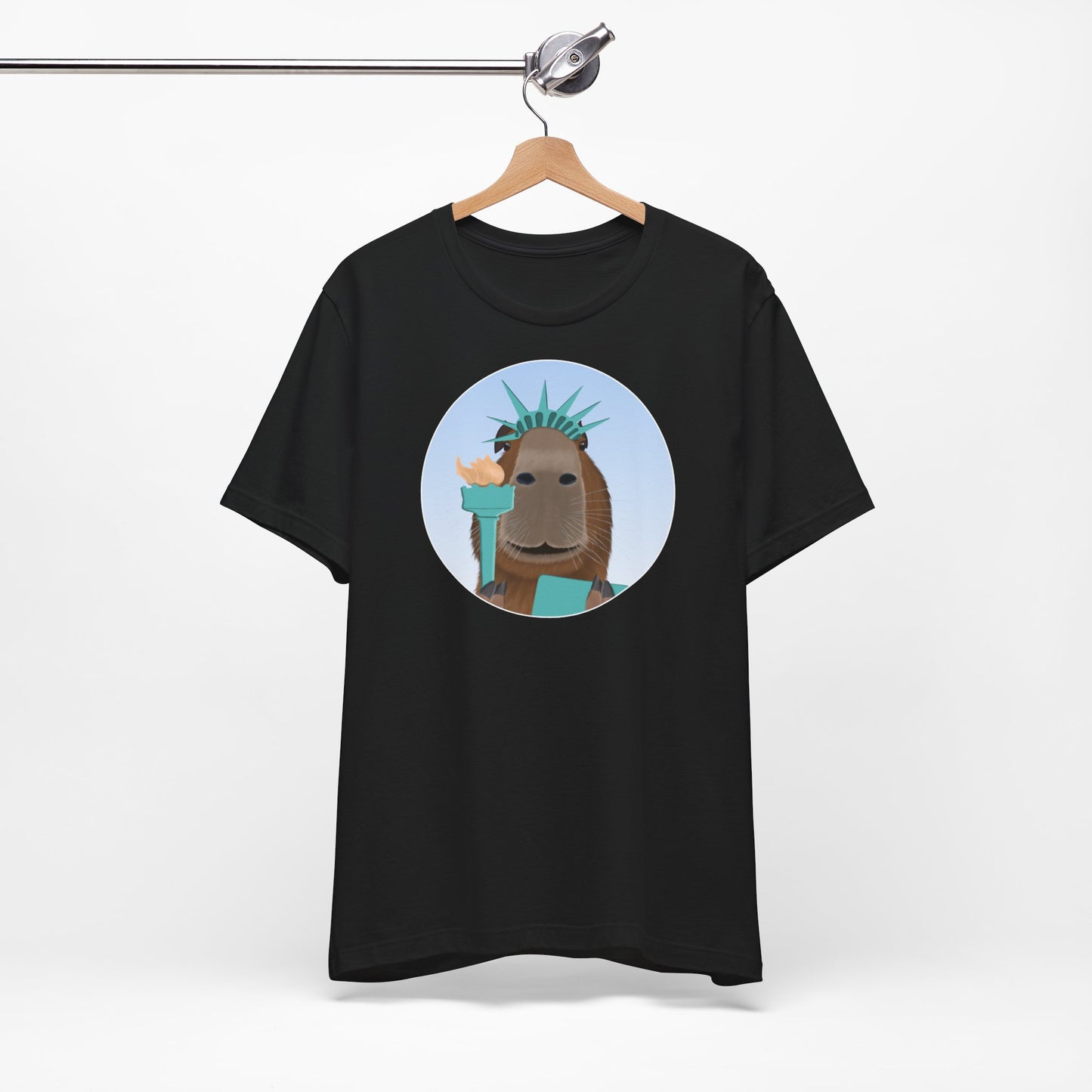 Capybara als Freiheitsstatue mit Krone und Tafel Lustiges T-Shirt für Capybara-Freunde