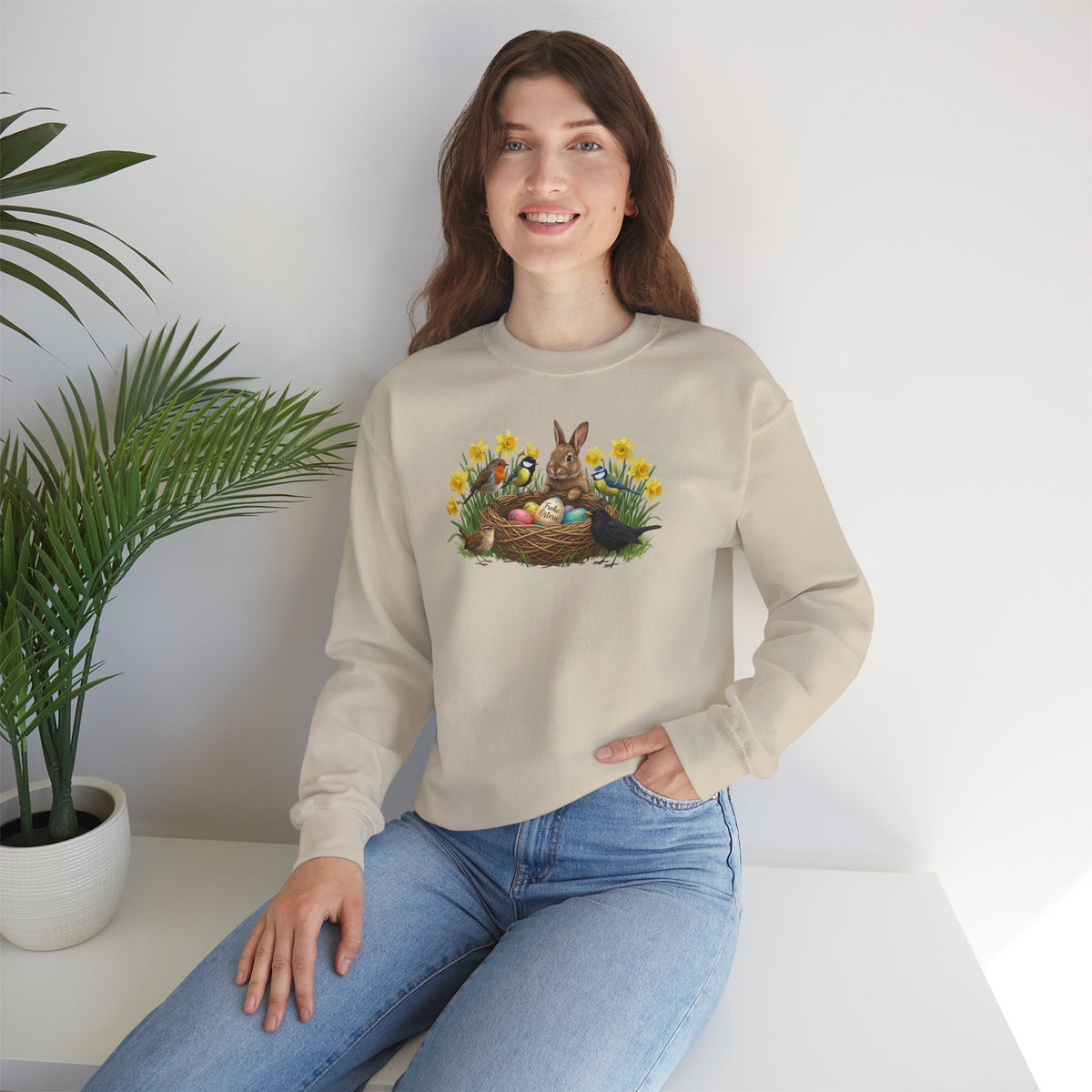 Oster Sweatshirt – Kaninchen & Singvögel am Osternest in Osterglocken | Unisex Pullover