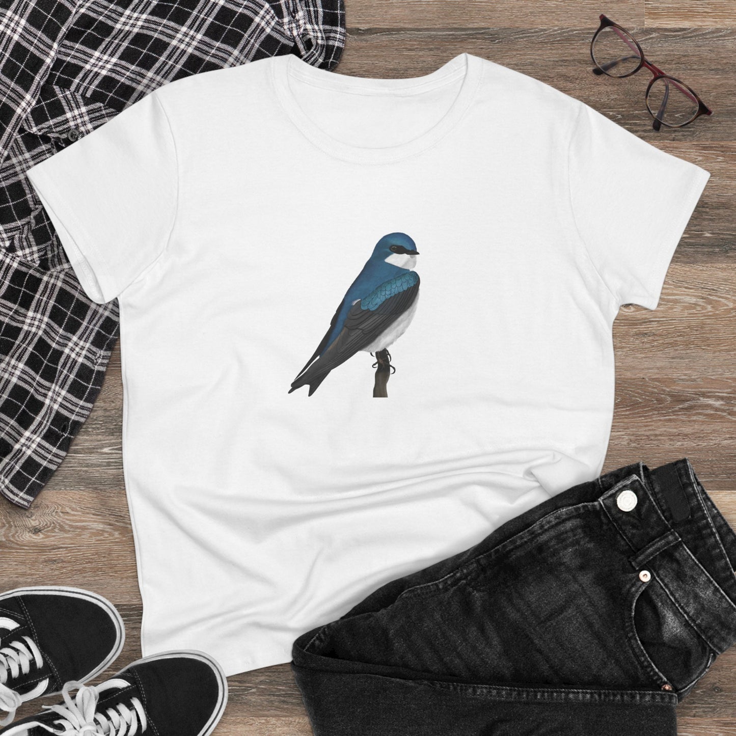 Tree Swallow Bird Design for Birdwatchers and Bird Lovers Women's T-Shirt