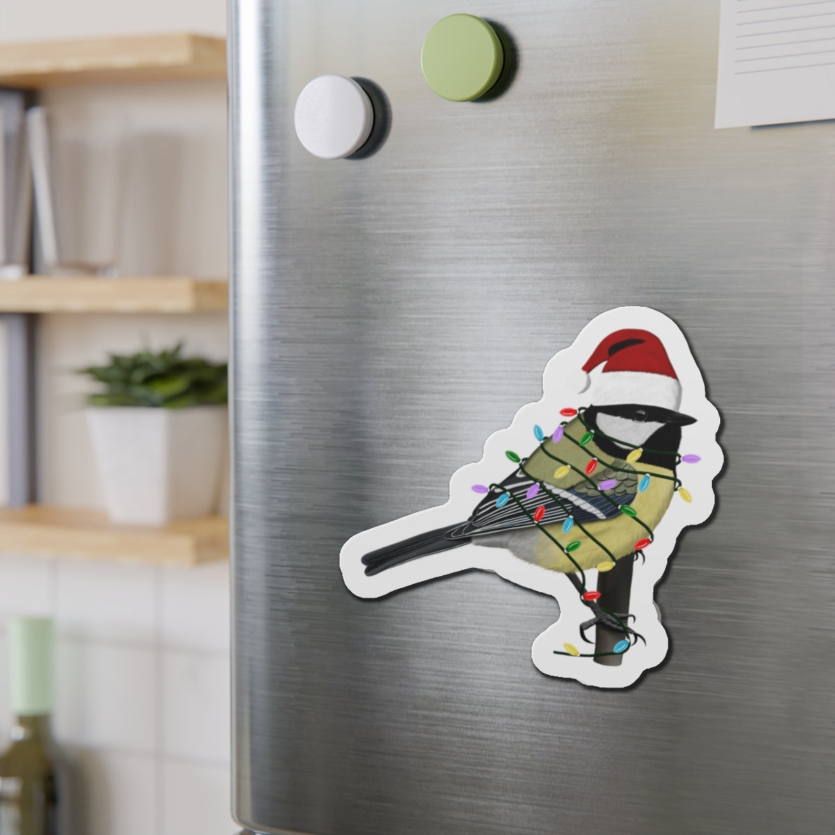 フェアリーライトとスカーフをつけたチカディーのクリスマスバードマグネット