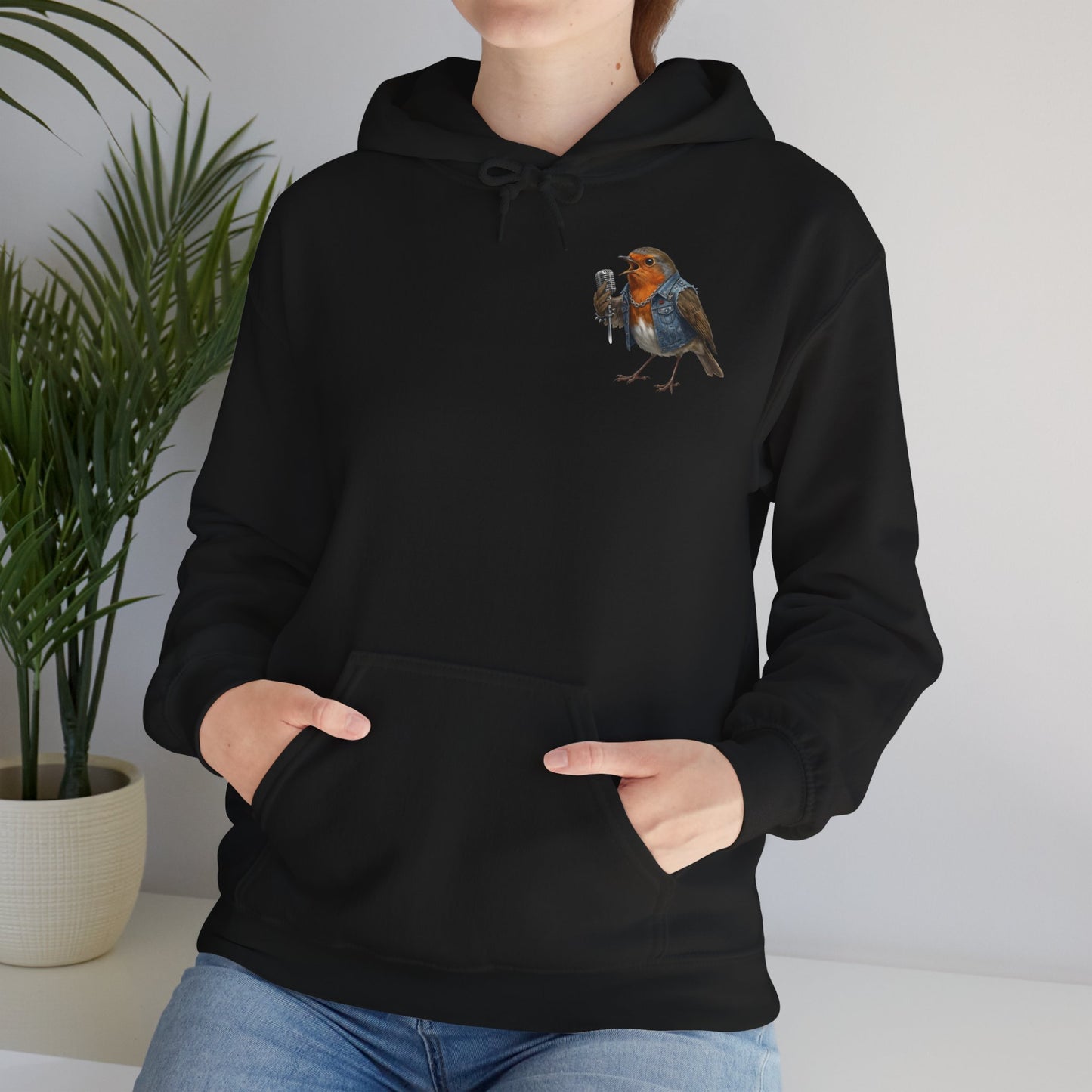 Rocky Rotkehlchen mit Mikrofon – Premium Band-Hoodie | Die Gartenvögel