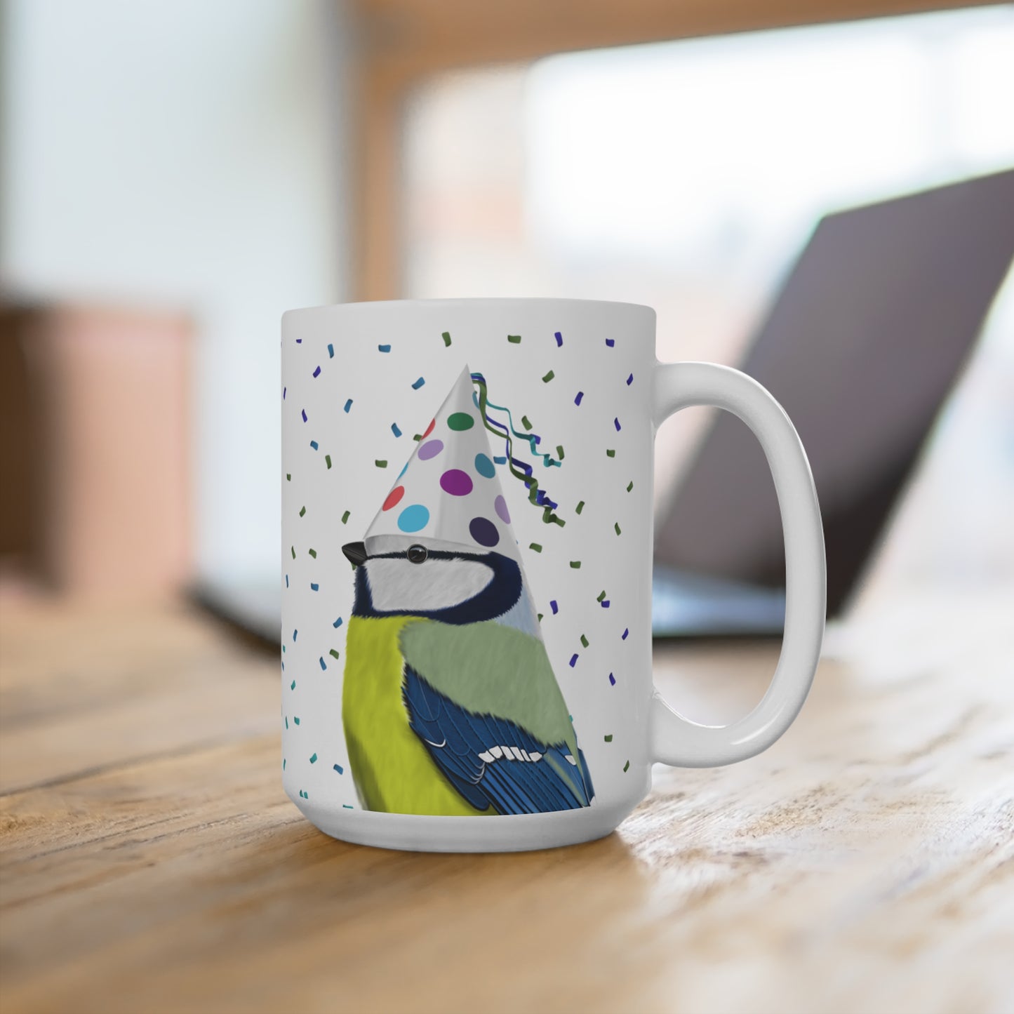 Blaumeise feiert Geburtstag mit Partyhut und Konfetti Vogel Tasse