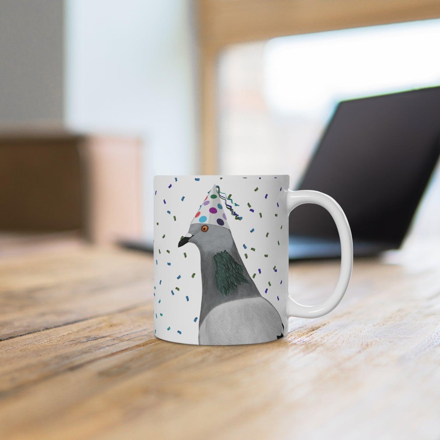 Taube feiert Geburtstag mit Partyhut und Konfetti Vogel Tasse
