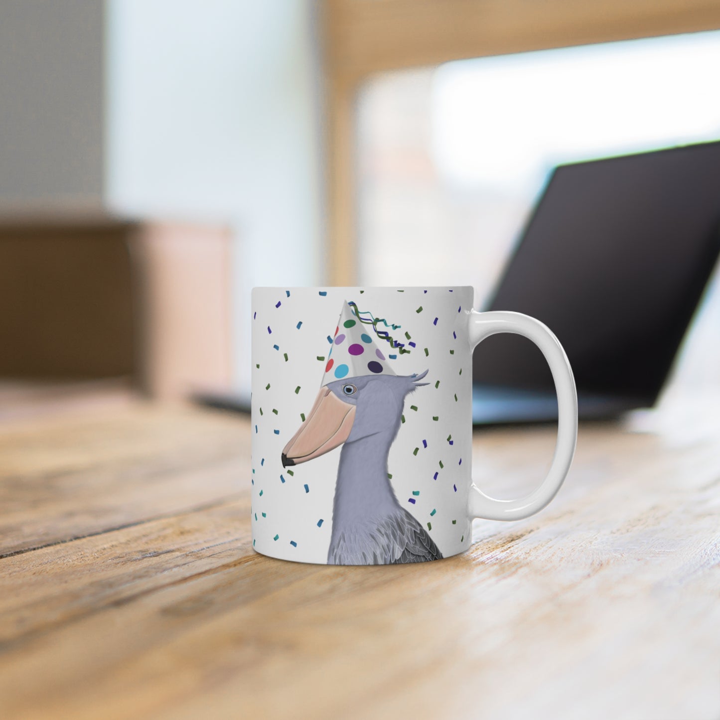 Schuhschnabel feiert Geburtstag mit Partyhut und Konfetti Vogel Tasse