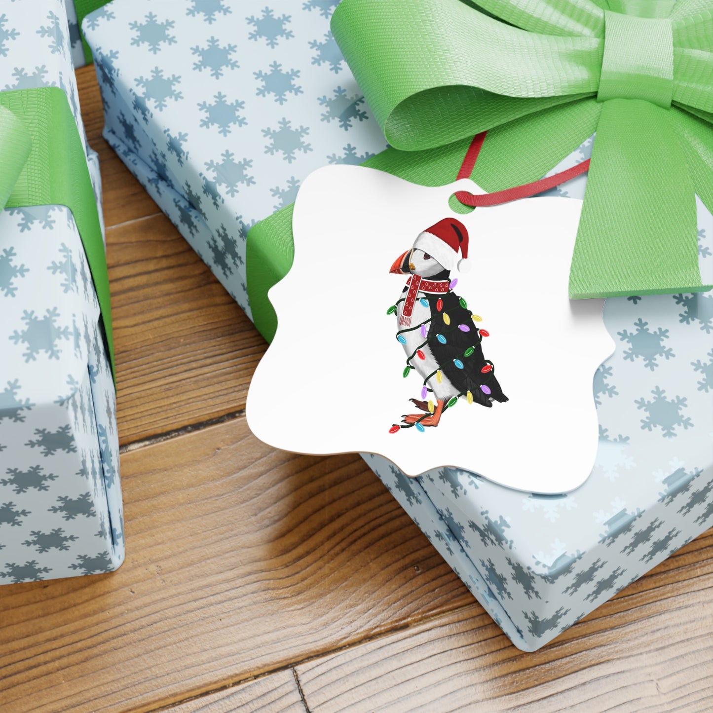 Papageitaucher Ornament aus Aluminium – Einzigartiger Christbaumschmuck mit Rotem Band