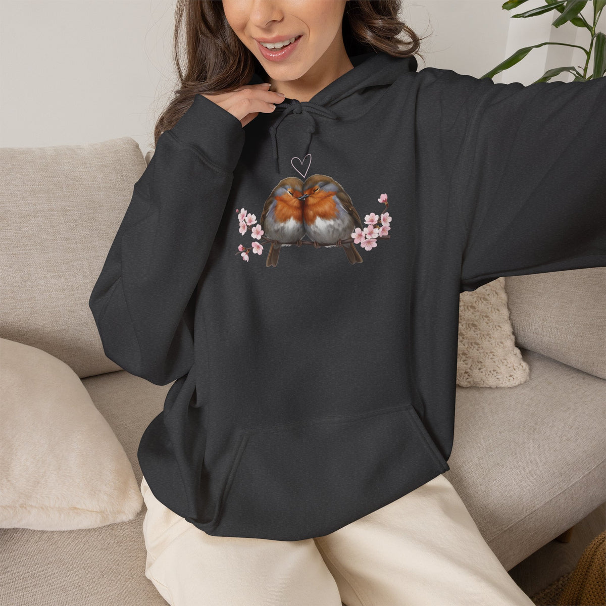 Premium Hoodie Rotkehlchen kuscheln auf einem Ast für Vogelbeobachter | Gemütlicher Unisex Kapuzenpullover
