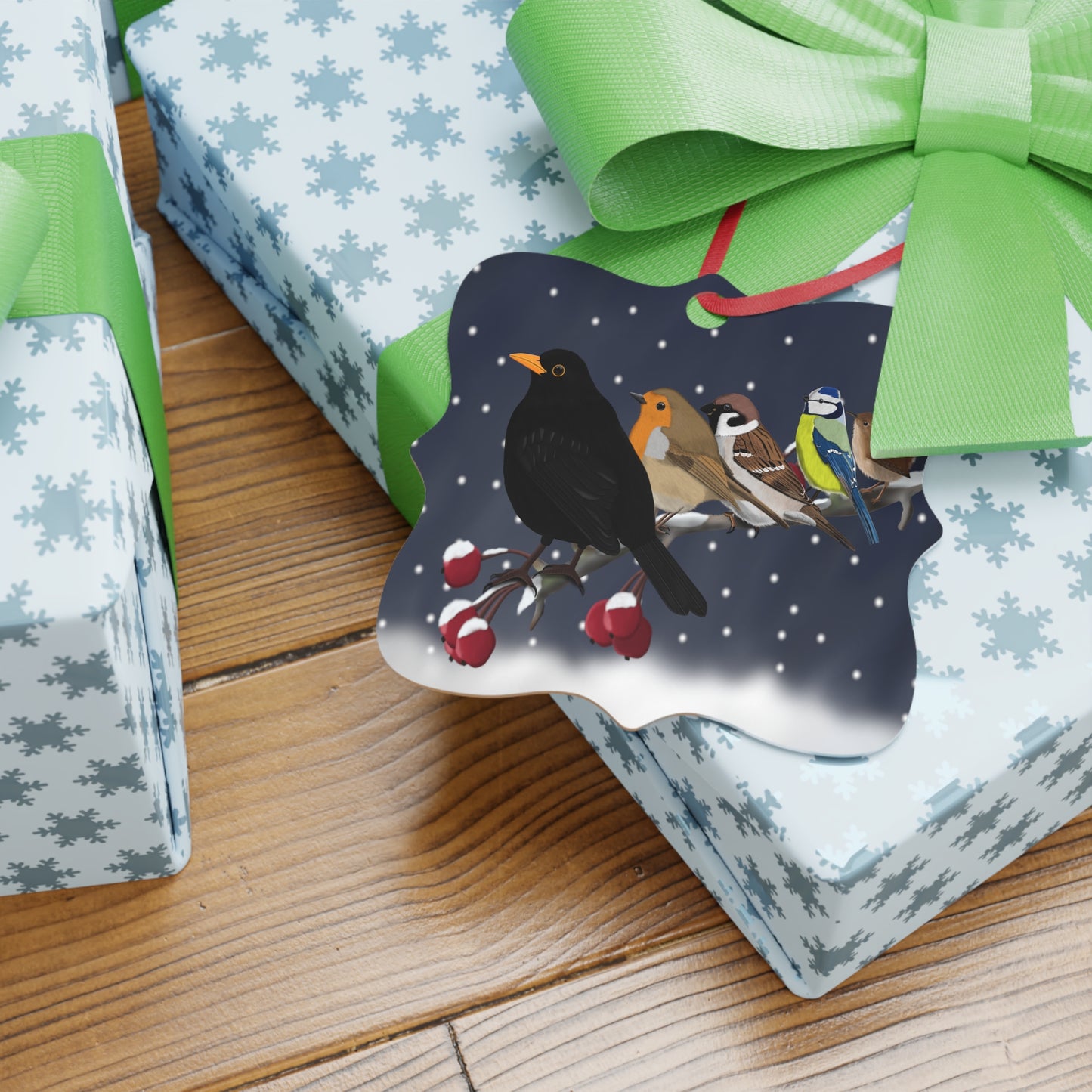 Vögel auf einem Ast Ornament aus Aluminium – Einzigartiger Christbaumschmuck mit Rotem Band