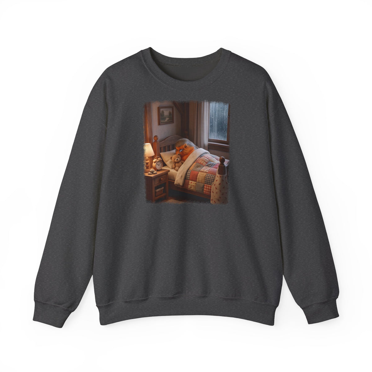 Digital gemalte Illustration eines kleinen Rotkehlchens, das mit einem Teddybären unter der Bettdecke kuschelt, gedruckt mit weichen Acryl-Kanten auf einem warmen Unisex-Sweatshirt.