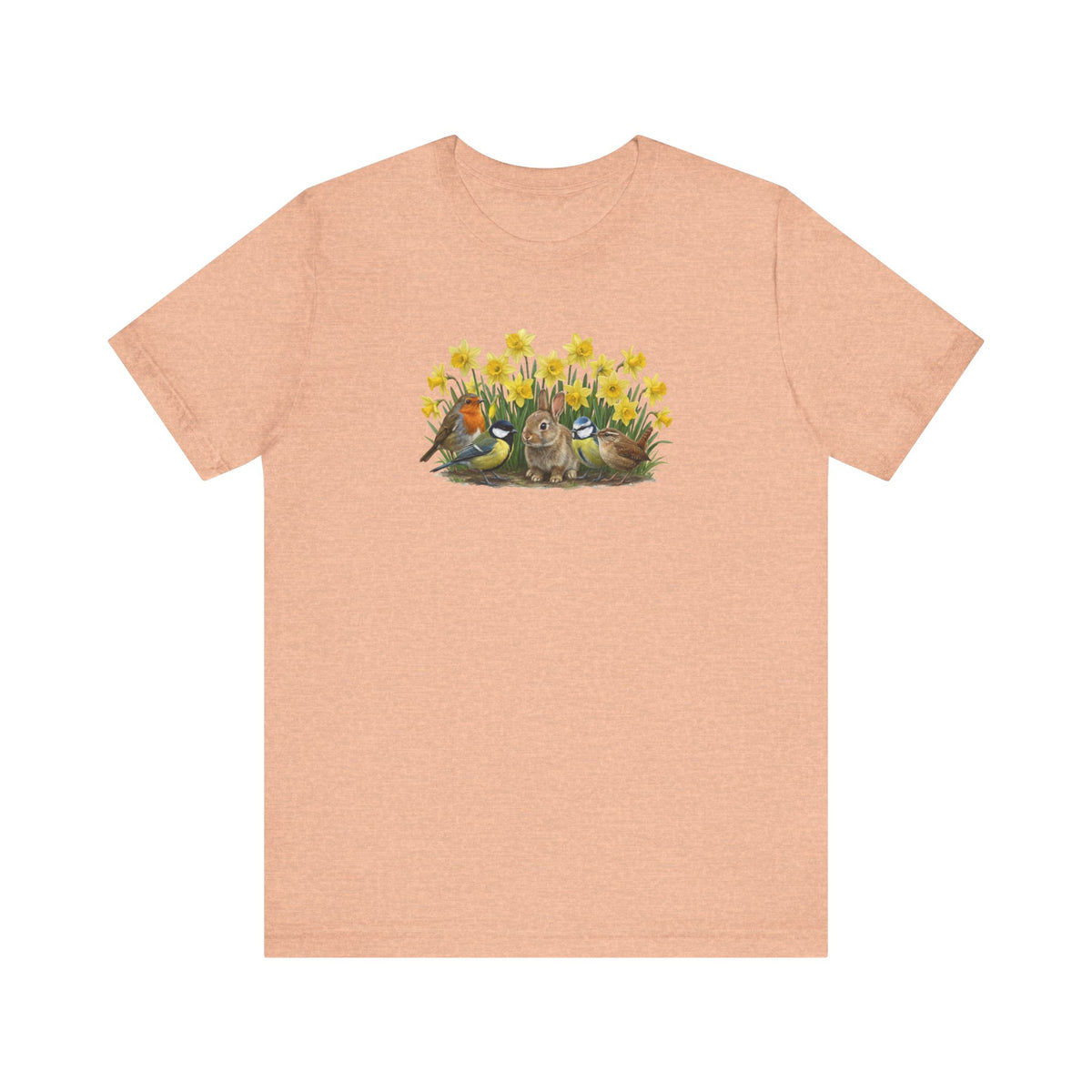 Peach T-Shirt mit großem Frühlings-Aufdruck: Ein Kaninchen sitzt zwischen gelben Osterglocken, umgeben von Rotkehlchen, Blaumeise, Kohlmeise und Zaunkönig.