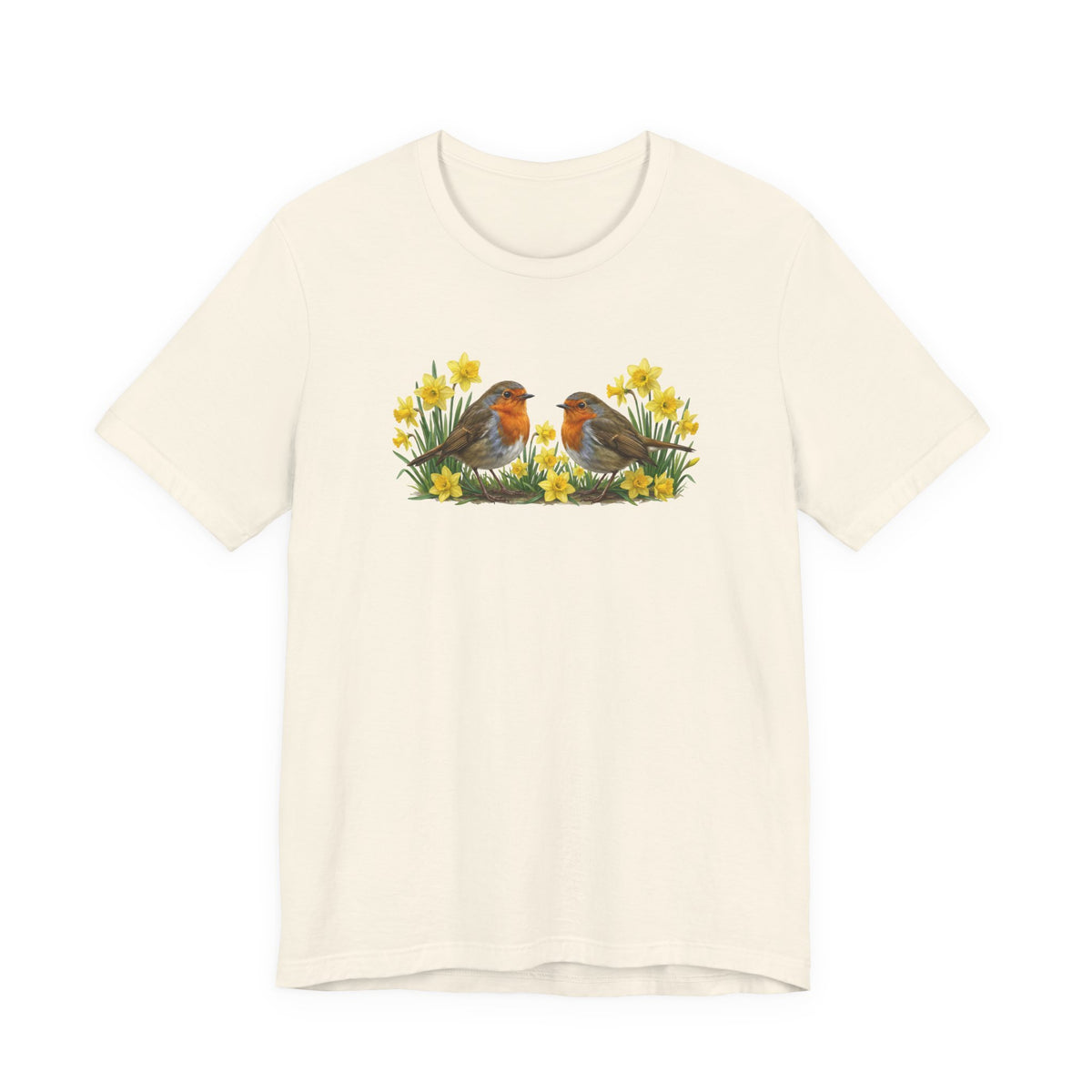 Beige T-Shirt mit großem Frühlings-Aufdruck: Rotkehlchen sitzen zwischen gelben Osterglocken.