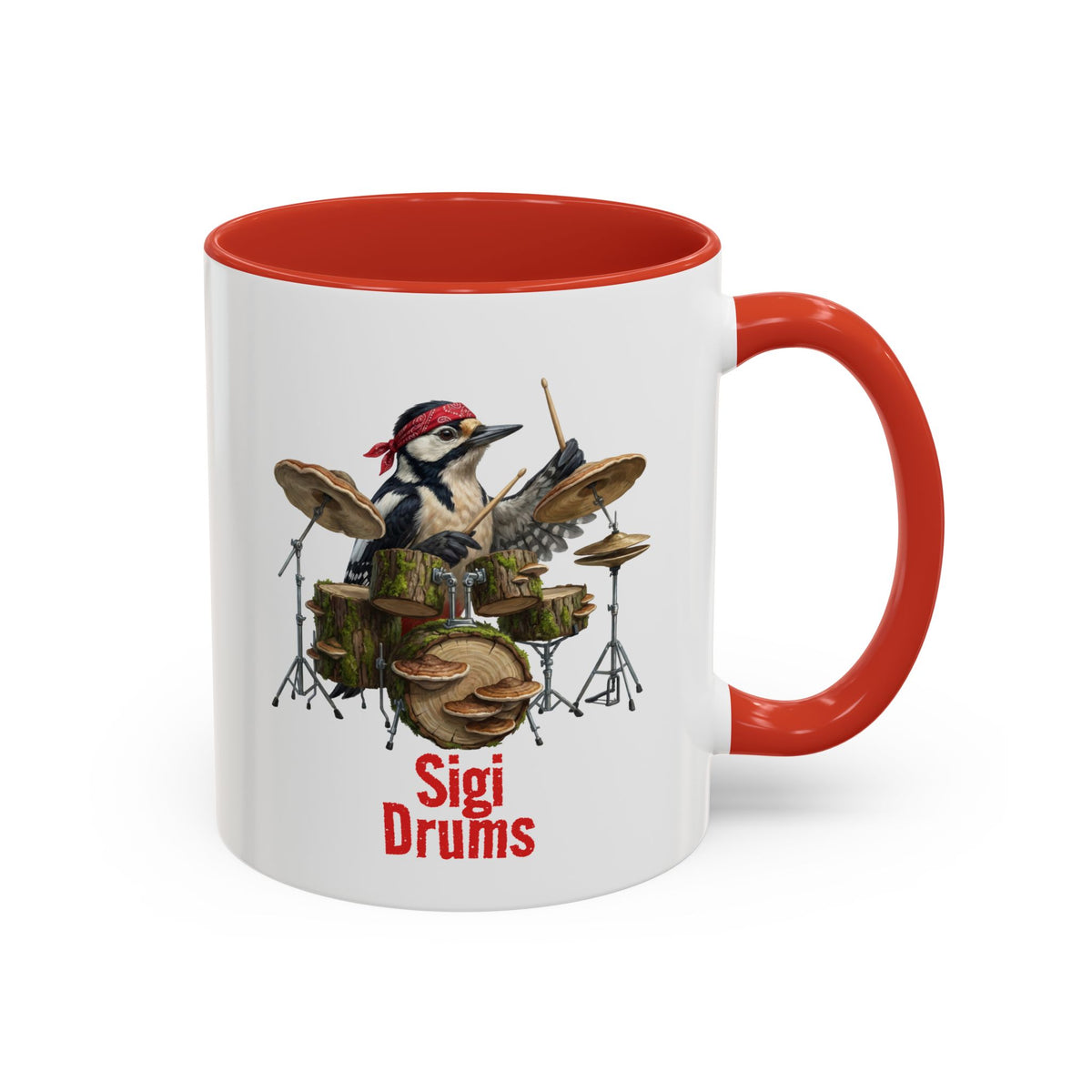 Tasse mit einem Design, das einen Trommel spielenden Specht und den Schriftzug „Sigi Drums“ zeigt, Innenseite und Henkel in Rot.