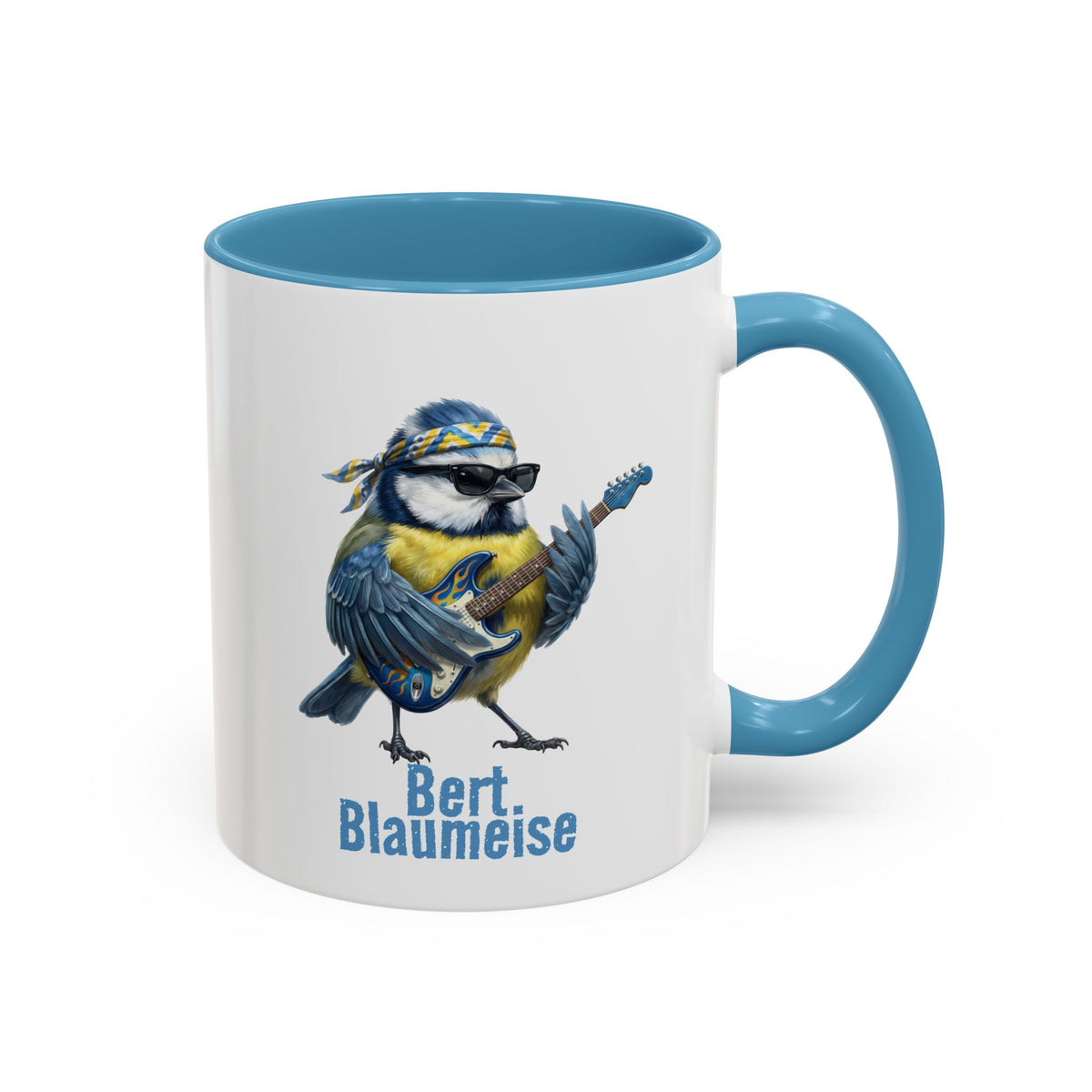 Tasse mit einem Motiv einer Blaumeise, die Gitarre spielt, und dem Text „Bert Blaumeise“ auf weißem Hintergrund.