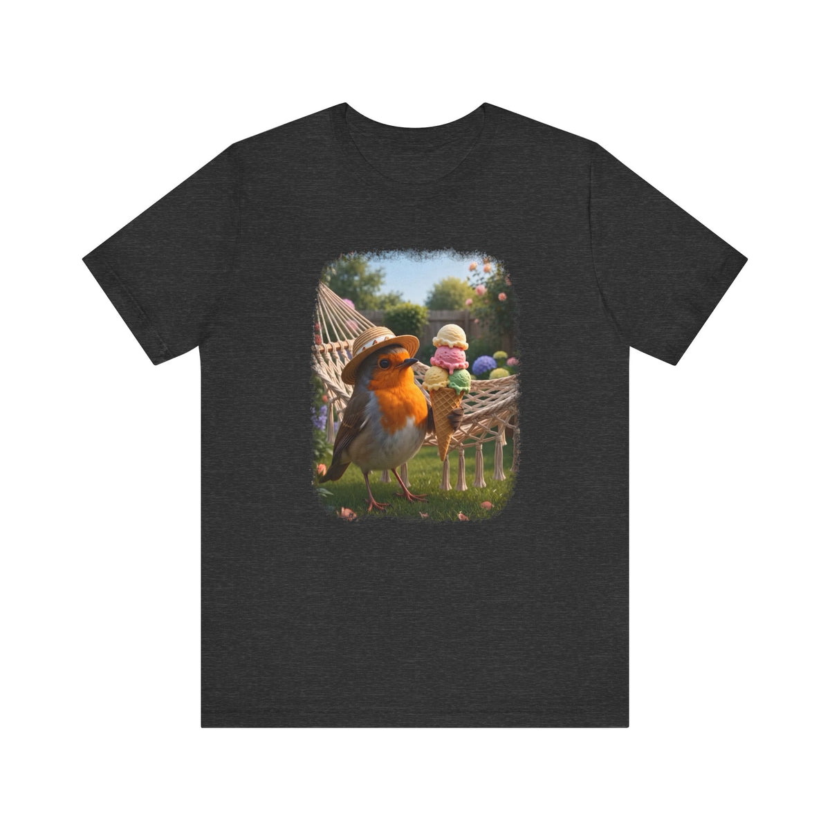 Dunkelgrau meliertes T-Shirt aus weicher Baumwolle. Auf der Brust ist eine große, farbenfrohe digitale Illustration aufgedruckt: Das Rotkehlchen Rosi steht mit einem Sonnenhut in einem sommerlichen Garten und hält ein riesiges Eis mit vier Kugeln in den Flügeln.