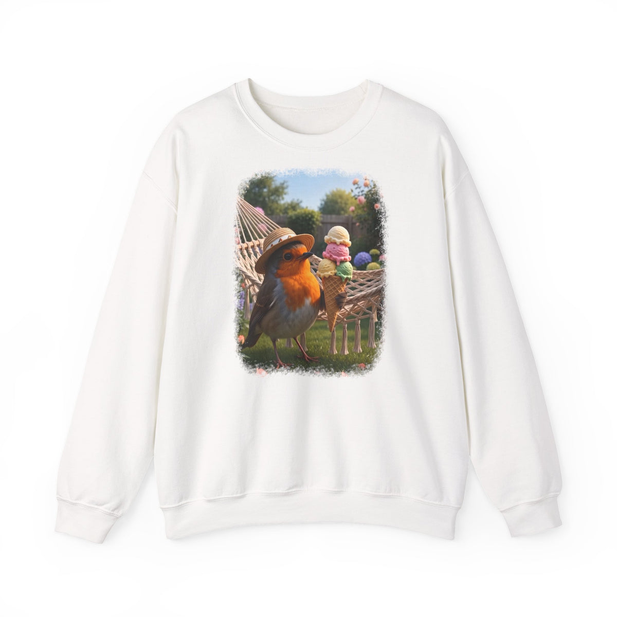 Weißes Unisex Sweatshirt. Auf der Brust ist eine großflächige digitale Illustration aufgedruckt: Das Rotkehlchen Rosi steht mit Sonnenhut in einem sommerlichen Garten und hält ein riesiges Eis mit fünf Kugeln.