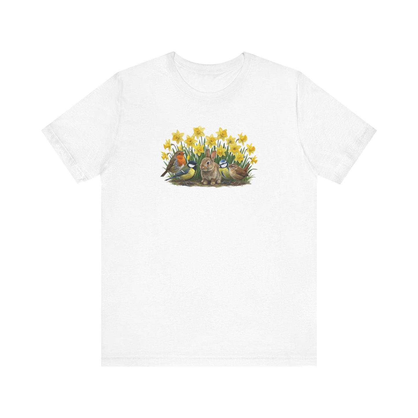 Weißes T-Shirt mit großem Frühlings-Aufdruck: Ein Kaninchen sitzt zwischen gelben Osterglocken, umgeben von Rotkehlchen, Blaumeise, Kohlmeise und Zaunkönig.