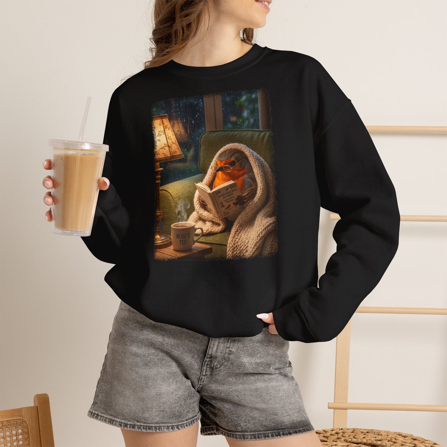 Gemütliches Rotkehlchen Sweatshirt mit Lese-Motiv | Süßer Vogel Pullover für Buchliebhaber