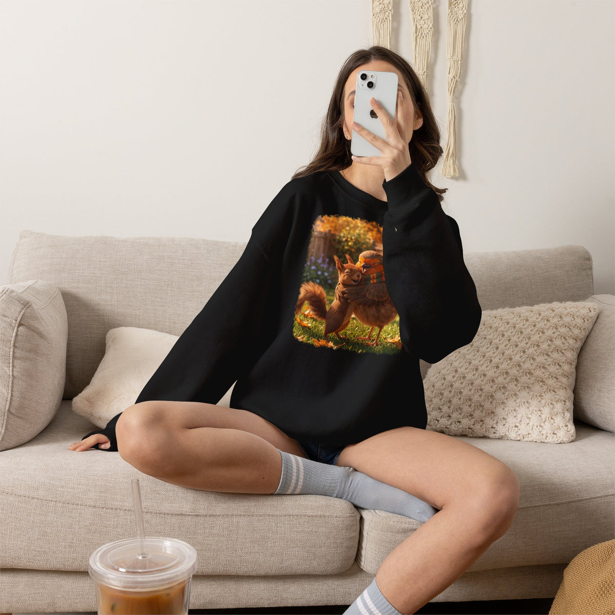 Premium Sweatshirt Rosi Rotkehlchen & Eichhörnchen | Pullover für Vogelfreunde