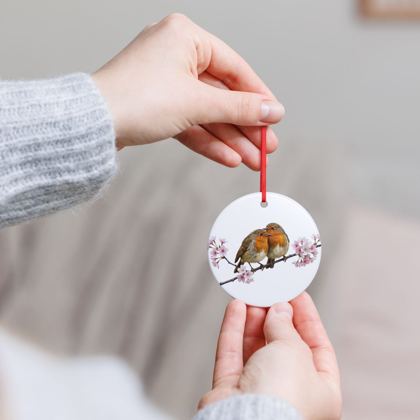 Rotkehlchen auf einem Ast mit Kirschblüten Premium Keramik-Ornament