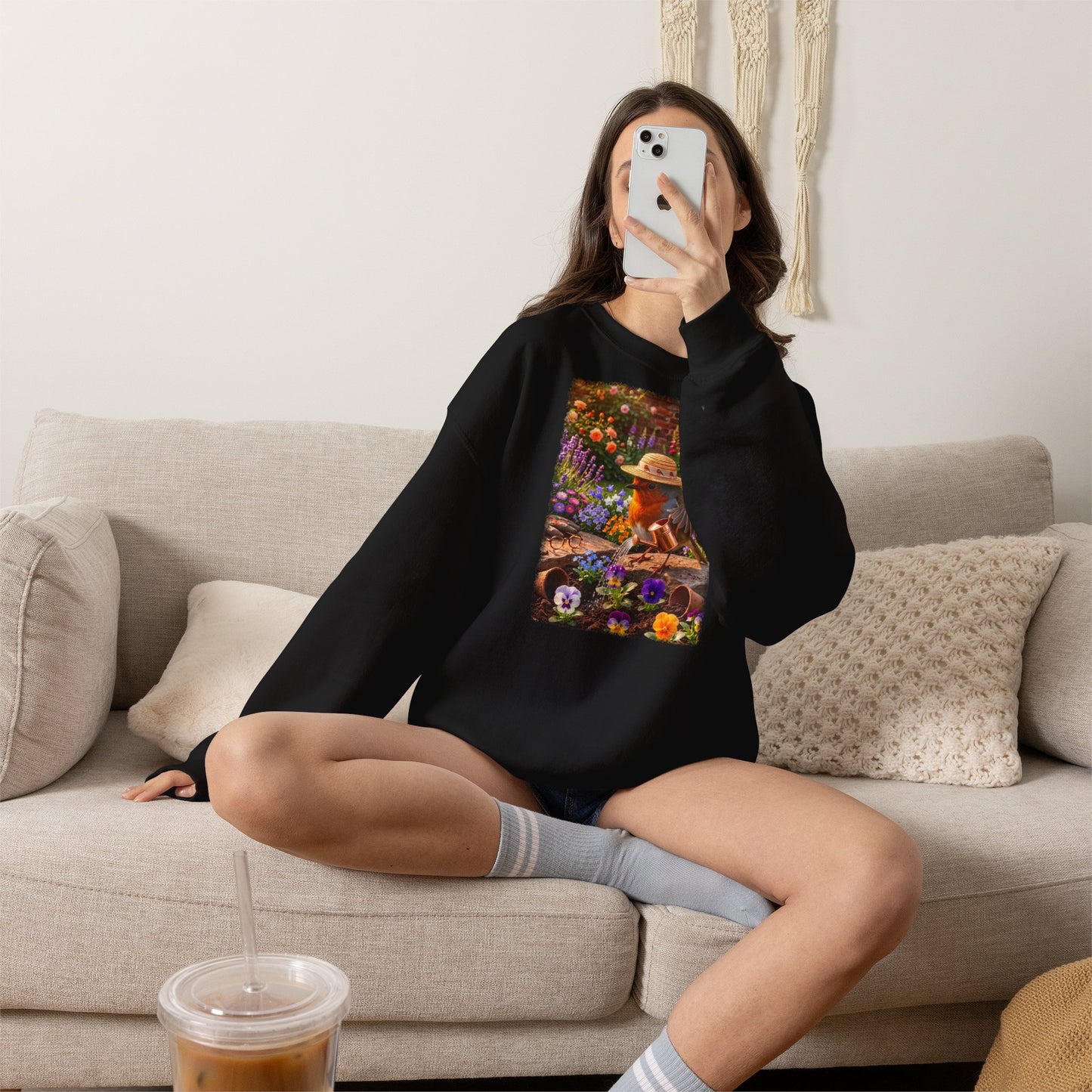 Niedliches Rotkehlchen Sweatshirt beim Blumen gießen | Gemütlicher Garten-Pullover