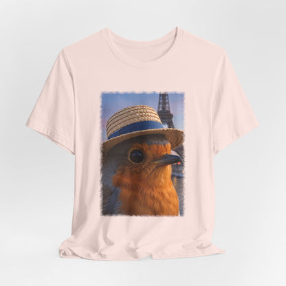 Rosi Rotkehlchen mit Sonnenhut in Paris T-Shirt – Bequemes Premium Shirt für Reisefreunde