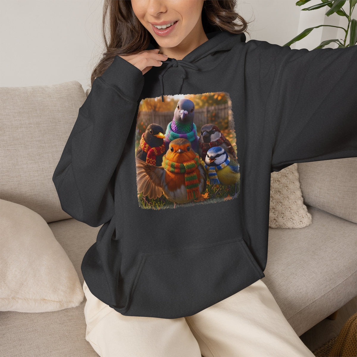 Gartenvögel Hoodie „Rosis Gruppen-Selfie“ – Kuscheliger Kapuzenpullover mit Rotkehlchen, Amsel & Meise