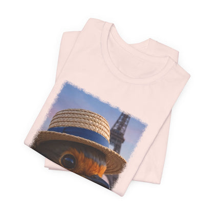 Rosi Rotkehlchen mit Sonnenhut in Paris T-Shirt – Bequemes Premium Shirt für Reisefreunde