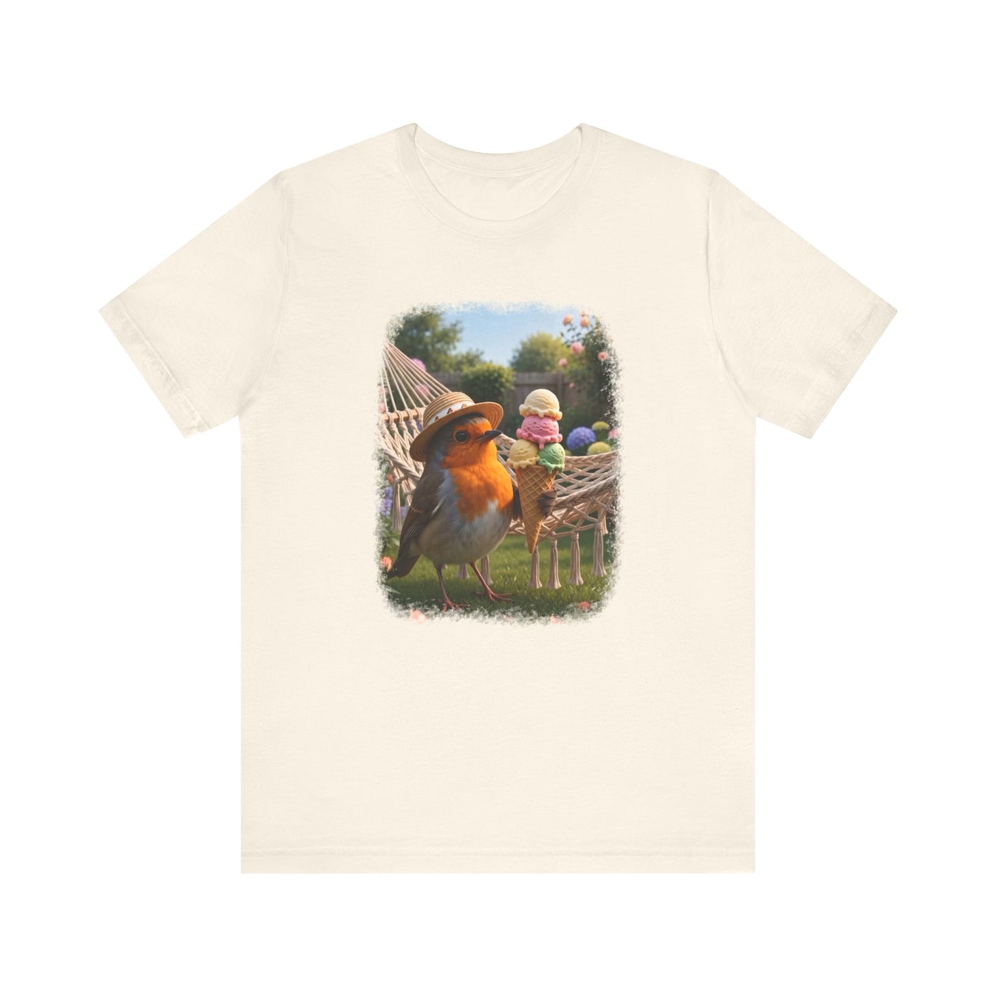 Naturfarbenes T-Shirt aus weicher Baumwolle. Auf der Brust ist eine große, farbenfrohe digitale Illustration aufgedruckt: Das Rotkehlchen Rosi steht mit einem Sonnenhut in einem sommerlichen Garten und hält ein riesiges Eis mit vier Kugeln in den Flügeln.