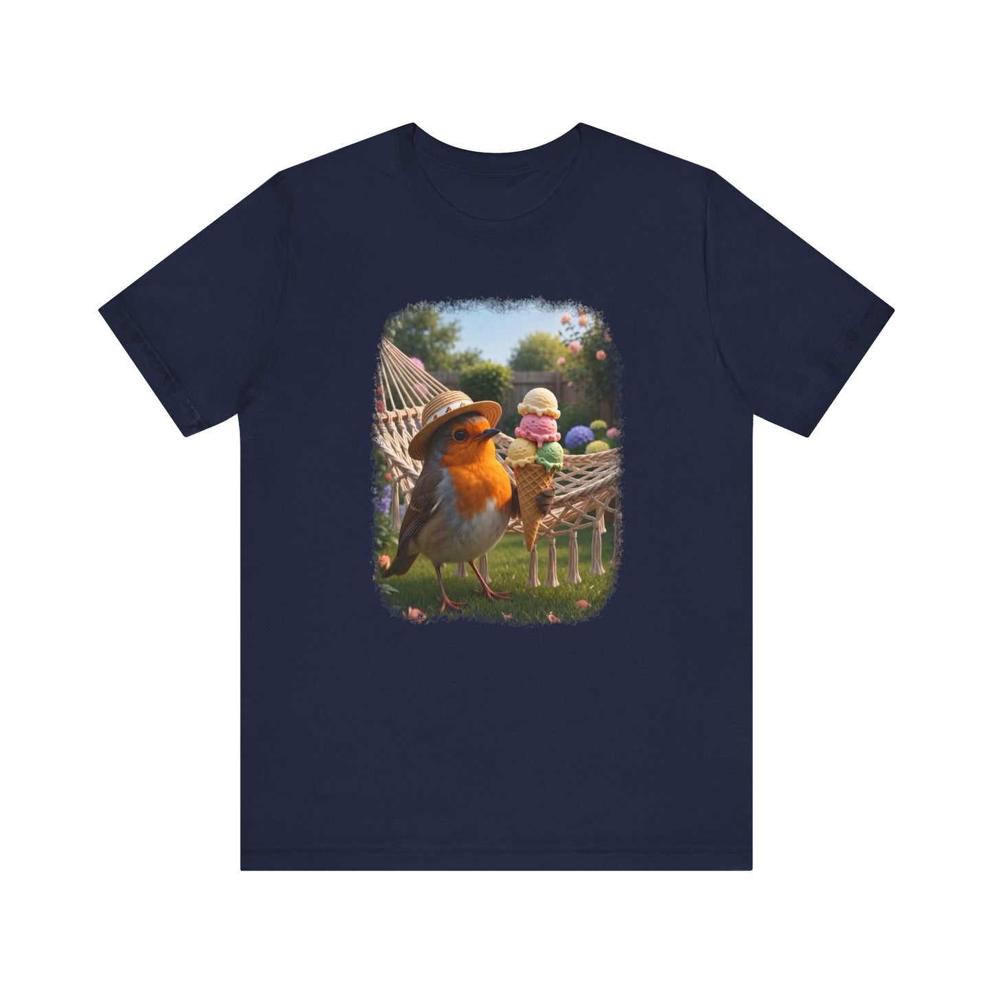 Dunkelblaues T-Shirt aus weicher Baumwolle. Auf der Brust ist eine große, farbenfrohe digitale Illustration aufgedruckt: Das Rotkehlchen Rosi steht mit einem Sonnenhut in einem sommerlichen Garten und hält ein riesiges Eis mit vier Kugeln in den Flügeln.