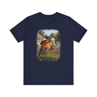 Dunkelblaues T-Shirt aus weicher Baumwolle. Auf der Brust ist eine große, farbenfrohe digitale Illustration aufgedruckt: Das Rotkehlchen Rosi steht mit einem Sonnenhut in einem sommerlichen Garten und hält ein riesiges Eis mit vier Kugeln in den Flügeln.