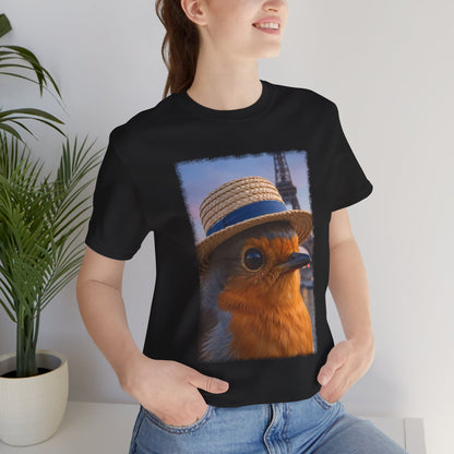Rosi Rotkehlchen mit Sonnenhut in Paris T-Shirt – Bequemes Premium Shirt für Reisefreunde