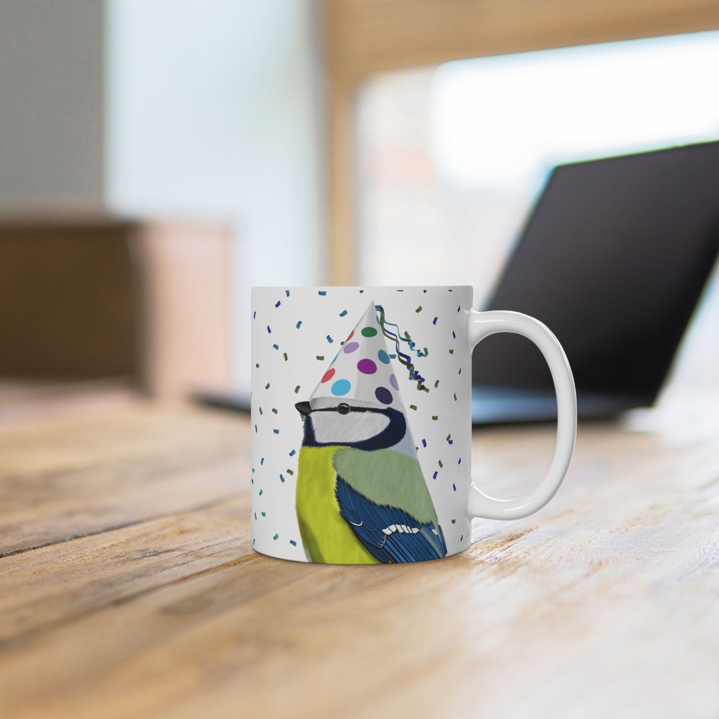 Blaumeise feiert Geburtstag mit Partyhut und Konfetti Vogel Tasse