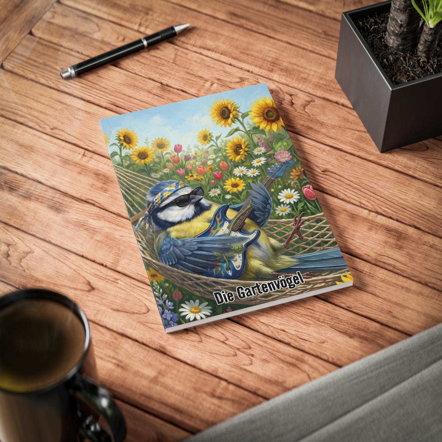 Bert Blaumeise mit Gitarre in der Hängematte - Premium Notizbuch A5 mit Vogelmotiv | Die Gartenvögel
