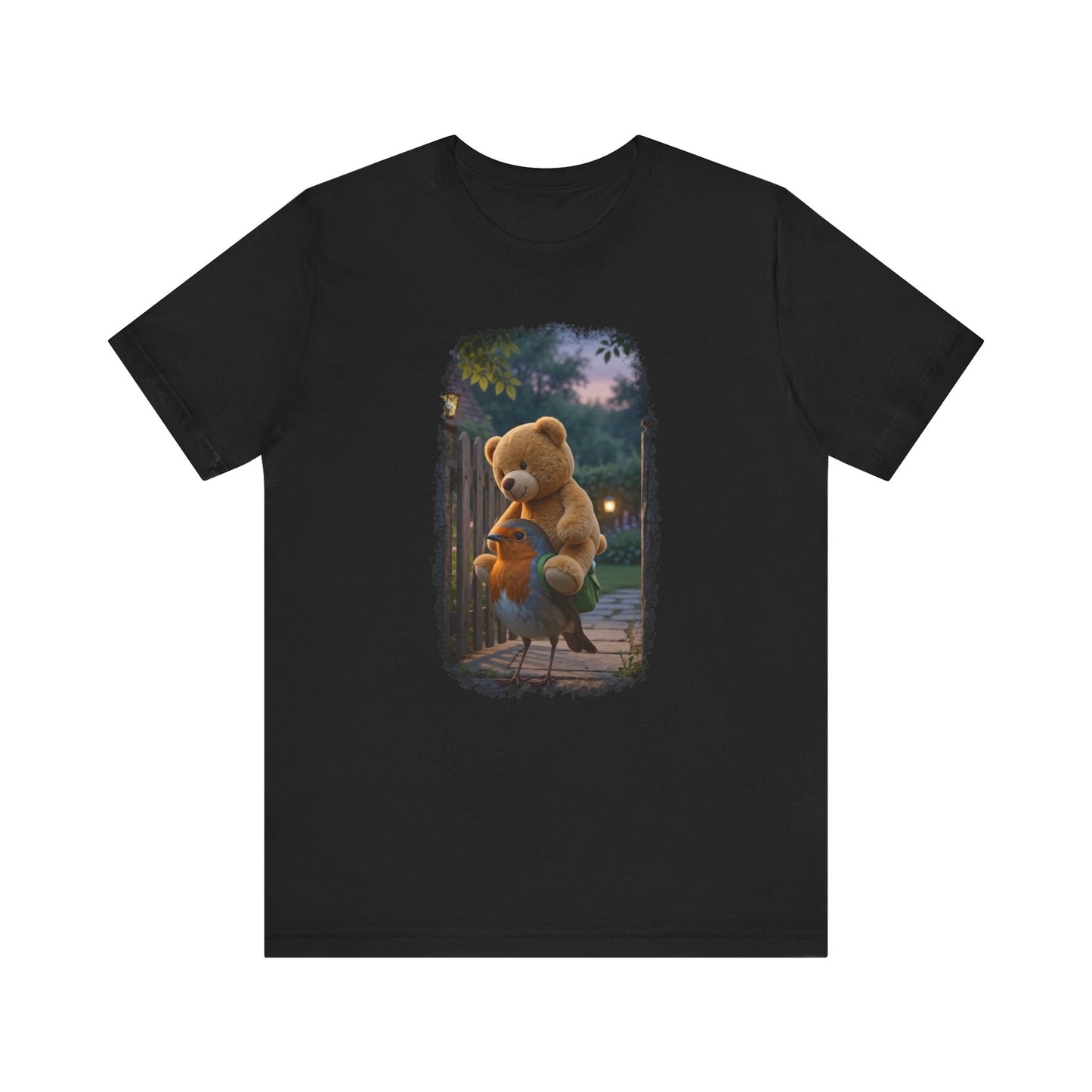 Schwarzes T-Shirt aus Baumwolle. Auf der Brust ist eine witzige digitale Illustration aufgedruckt: Ein niedliches Rotkehlchen namens Rosi steht im Vorgarten und versucht, einen riesigen Kirmes-Teddybären in einen viel zu kleinen grünen Frosch-Rucksack zu quetschen.